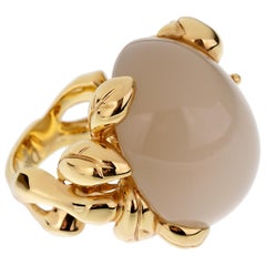 Bague cocktail en or jaune avec diamants et pierre de lune de 40 carats de Christian Dior