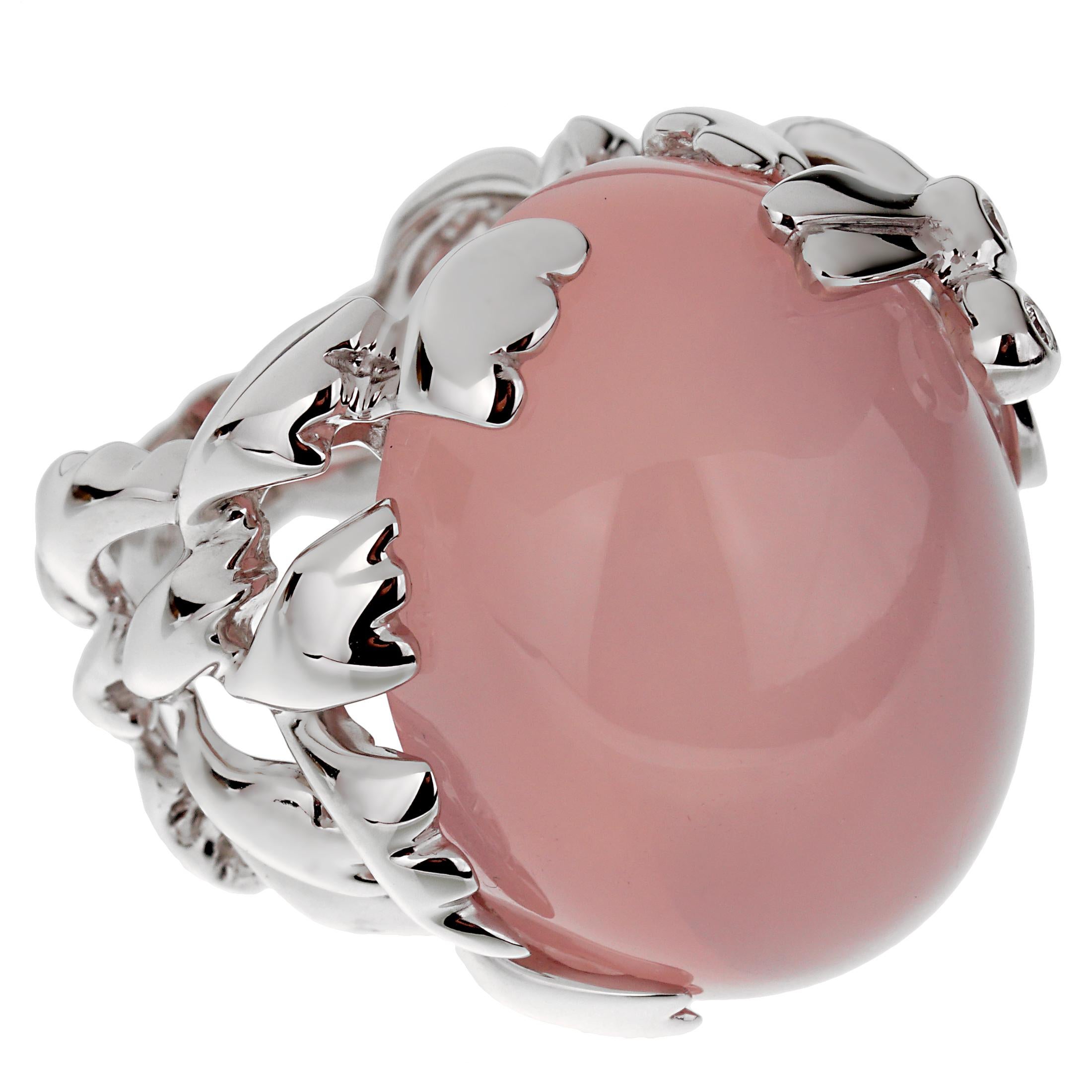 Ein aufsehenerregender Cocktailring von Christian Dior mit einer 50-karätigen Fassung aus rosa Quarz und einer Libelle, die mit 2 der schönsten runden Diamanten im Brillantschliff aus 18 Karat Weißgold besetzt ist. Der Ring misst eine Größe 54