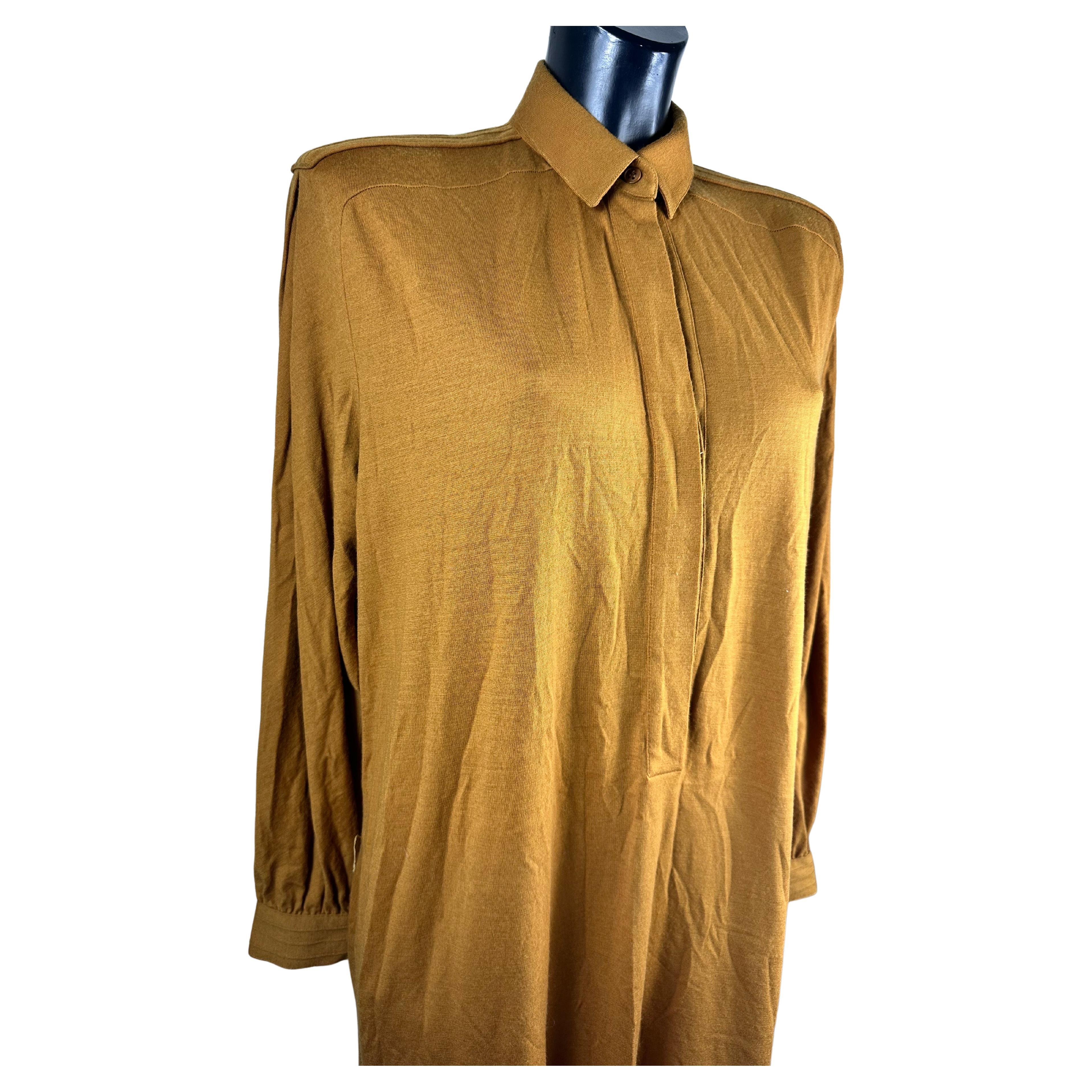 Christian Dior 70s wool dress
Never used
Size 46 mustard color
Beautiful worn over or with a belt.
Measures :
Length 123cm
Shoulder 46cms
Dior's refinement in a timeless dress dates back to the 70s, the collection that seeks comfort and femininity.