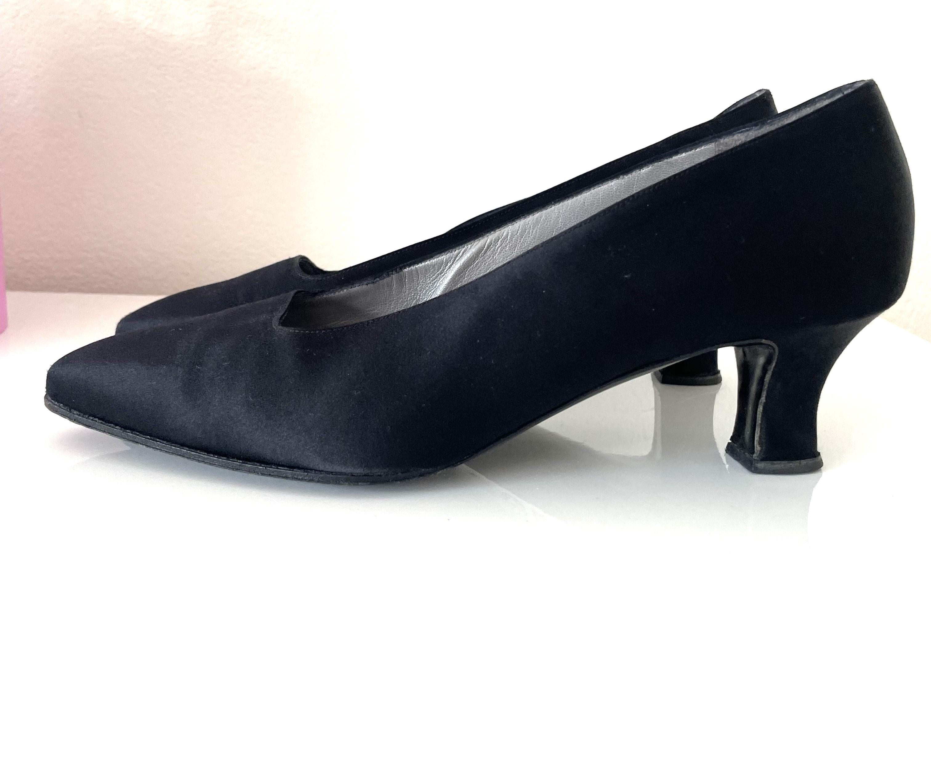 These exceptional unique CD Boutique pumps size 39,5 were typically crafted from luxurious satin fabric. Satin is a smooth, glossy fabric known for its sheen and soft texture, making it a popular choice for evening and special occasion