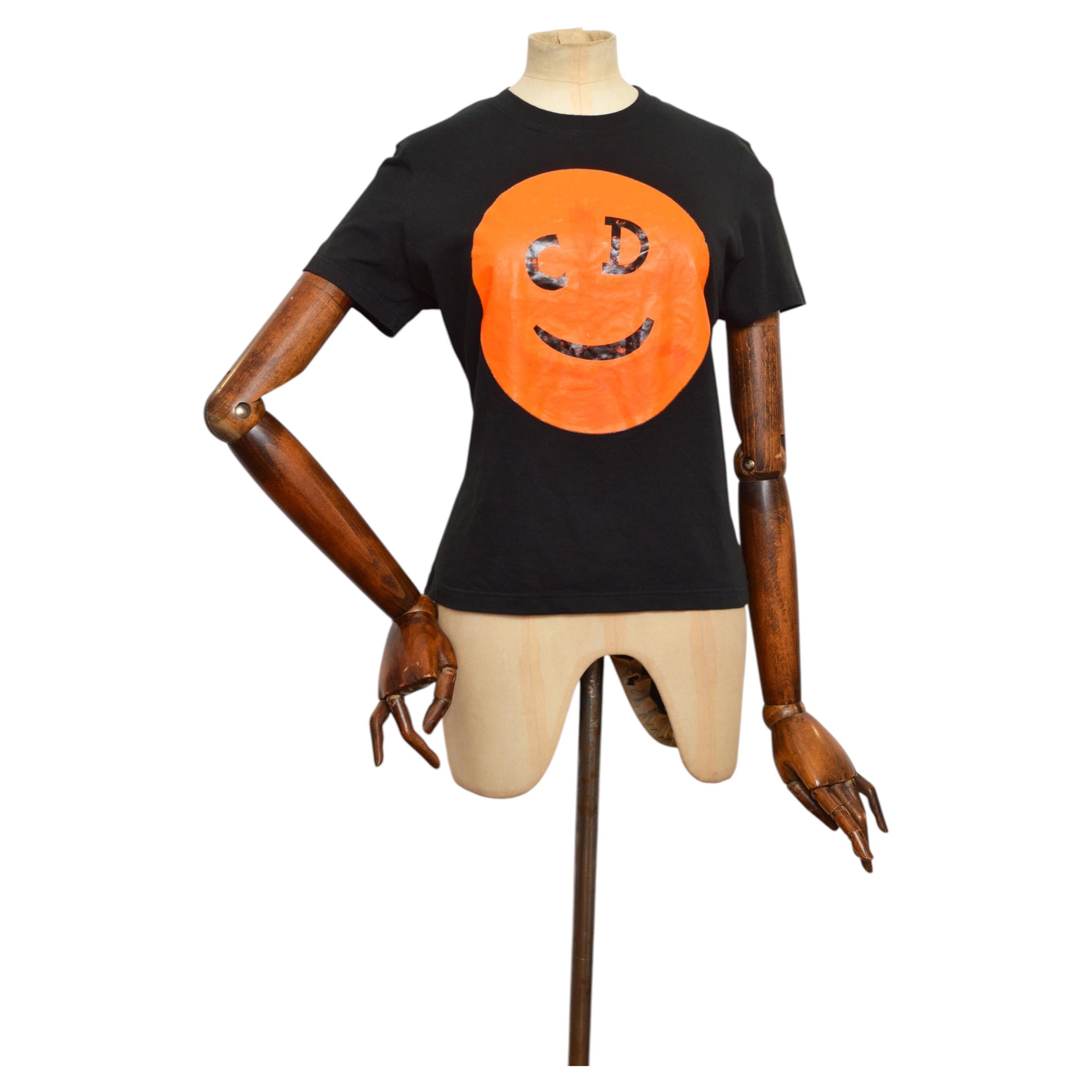 Camiseta de algodón negra para bebé de Christian Dior, colección Otoño/Invierno 2001, con cara sonriente y logotipo en venta