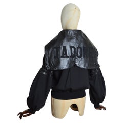 Christian Dior A/W 2002 John Galliano Cazadora bomber JADORE Varsity de piel negra
