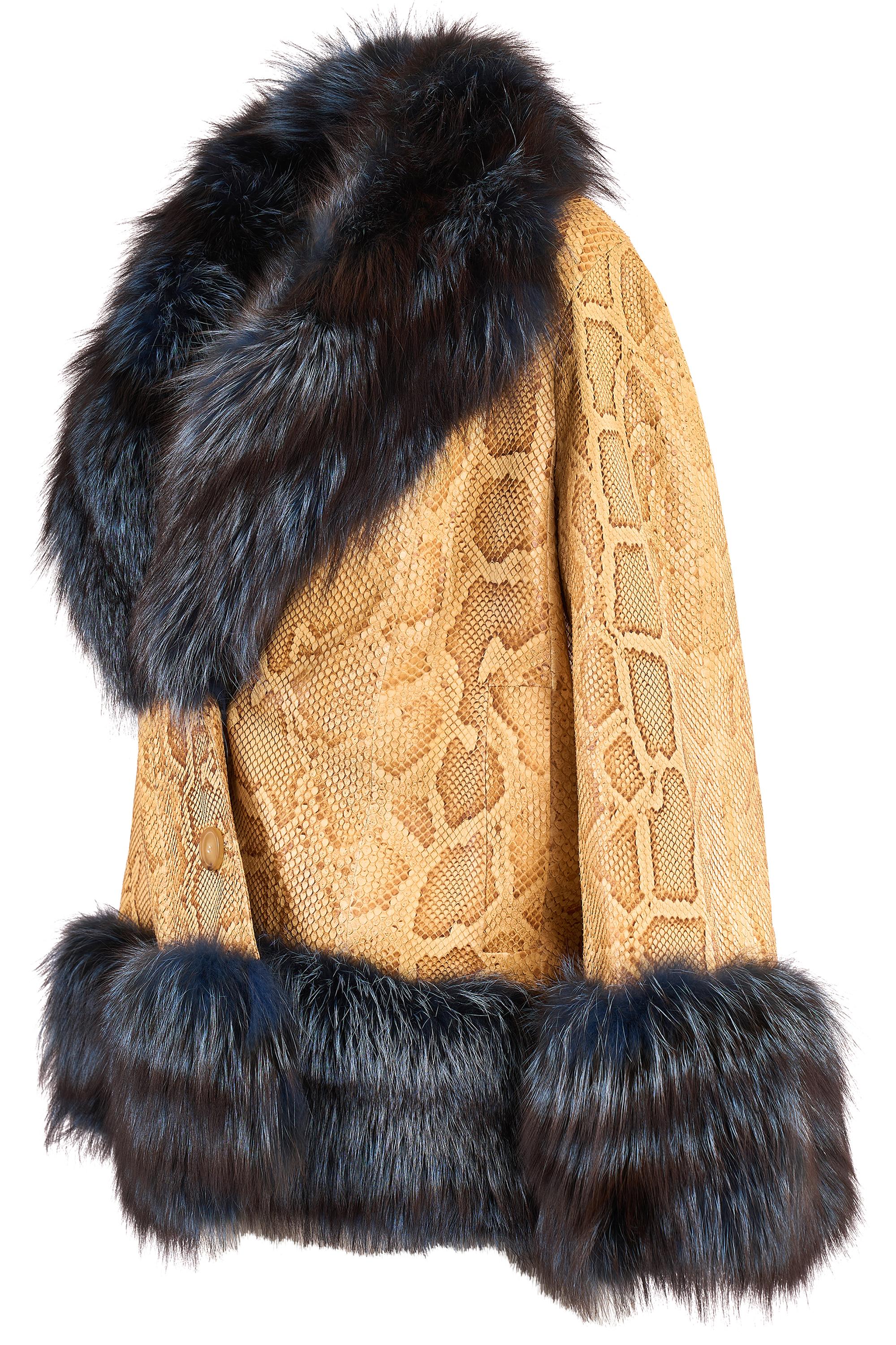 Christian Dior by John Galliano Kollektion Herbst/Winter 2010. Mit luxuriösem Pythonleder in einem warmen  Er ist in einem gelben Goldton gehalten und an Kragen und Manschetten mit opulentem Polarfuchsfell in tiefem Mitternachtsblau besetzt, das
