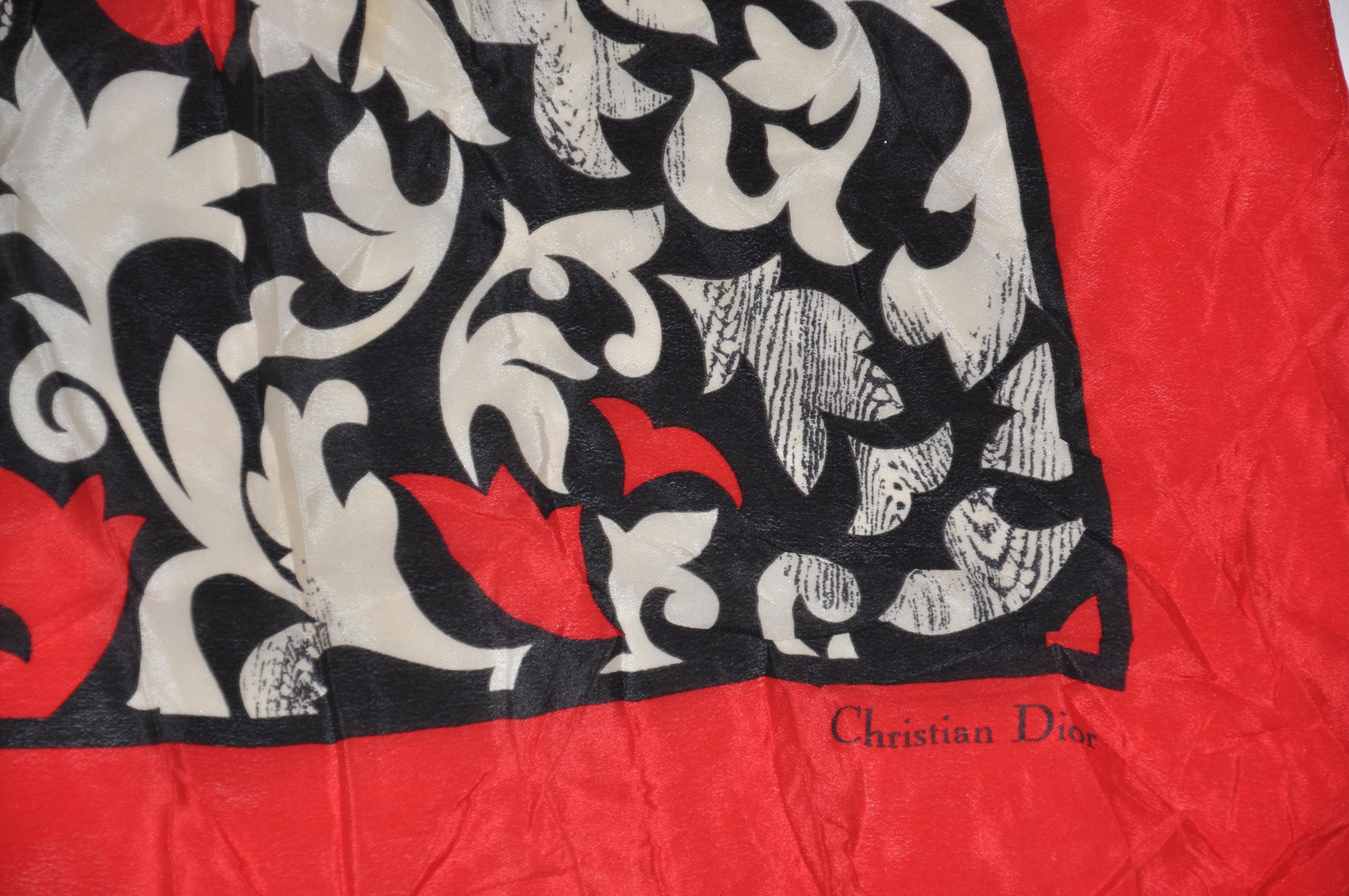     Les palettes abstraites audacieuses et vives de Christian Dior sont entourées de bordures rouges. Des bords roulés terminent cette belle écharpe en soie qui mesure 33 pouces sur 34 pouces. Fabriquées en Italie.