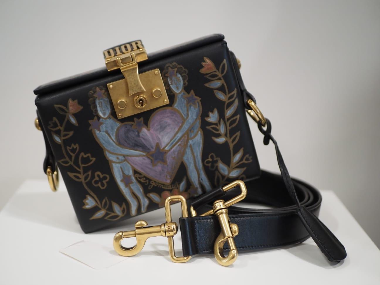 Christian Dior Addict Lockbox Zodiac shoulder bag
Dimensions: Height: 13 cm (5.12 in)Depth: 5 cm (1.97 in)Length: 16 cm (6.3 in)