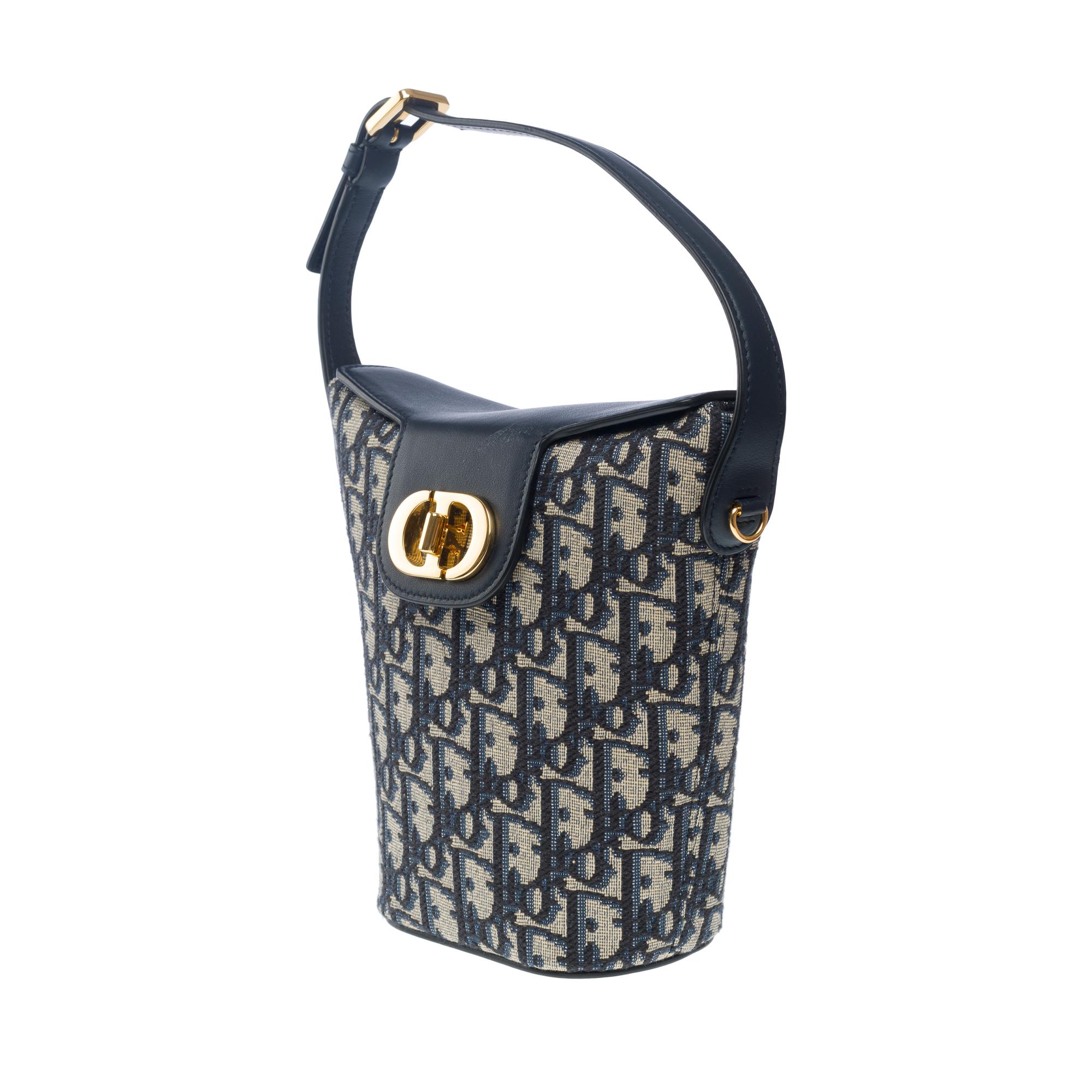 Christian Dior Bernstein 30 Montaigne Mini Bucket Bag in Marineblau mit Monogramm aus Segeltuch im Angebot 3