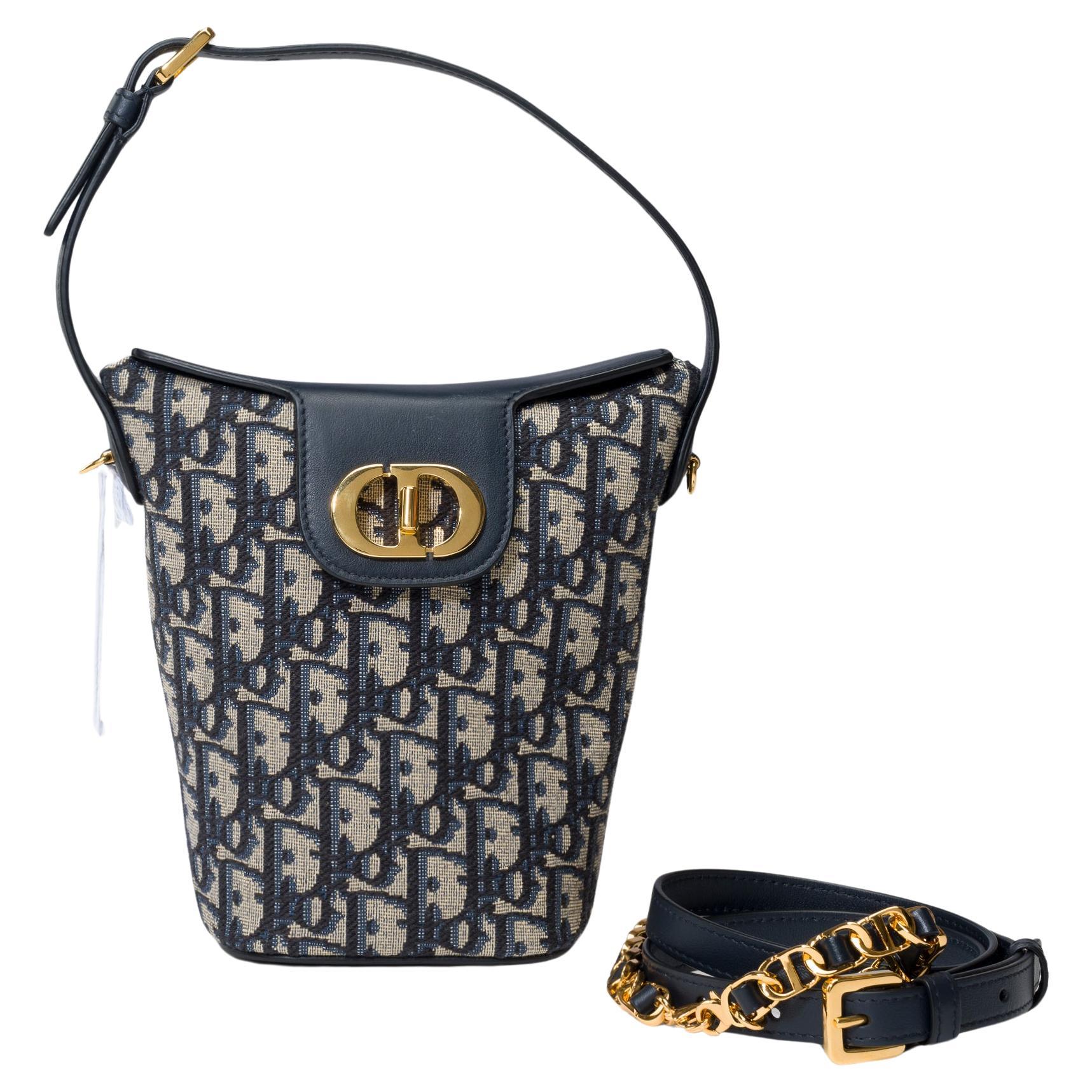 Christian Dior Bernstein 30 Montaigne Mini Bucket Bag in Marineblau mit Monogramm aus Segeltuch im Angebot