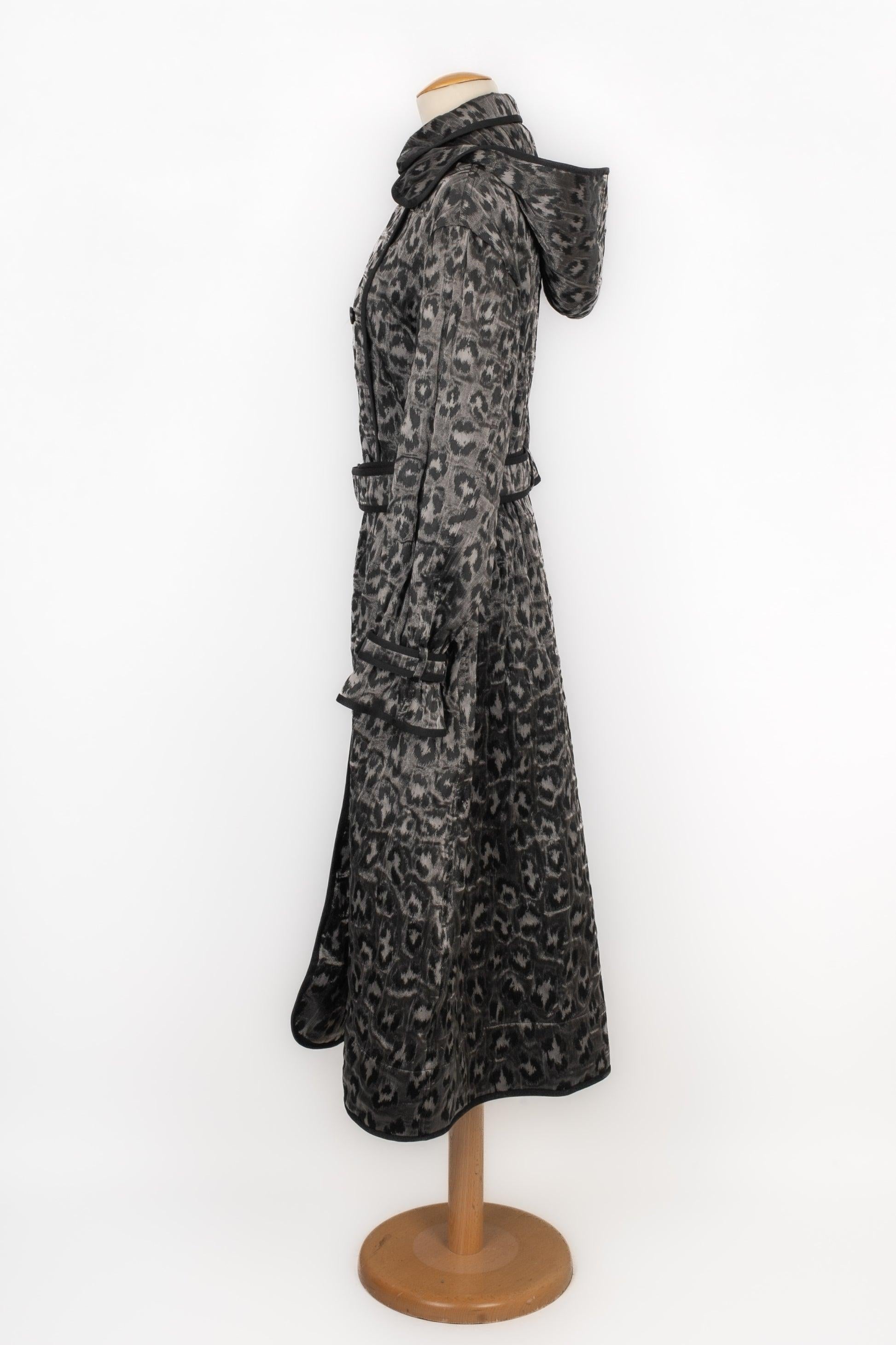 Dior - (Made in Italy) Animal-print Trenchcoat in grey, black, and silvery tones. Size 38FR indicated.

Additional information:
Condition: Very good condition
Dimensions: Shoulder width: 48 cm - Chest: 56 cm - Sleeve length: 58 cm - Length: 120