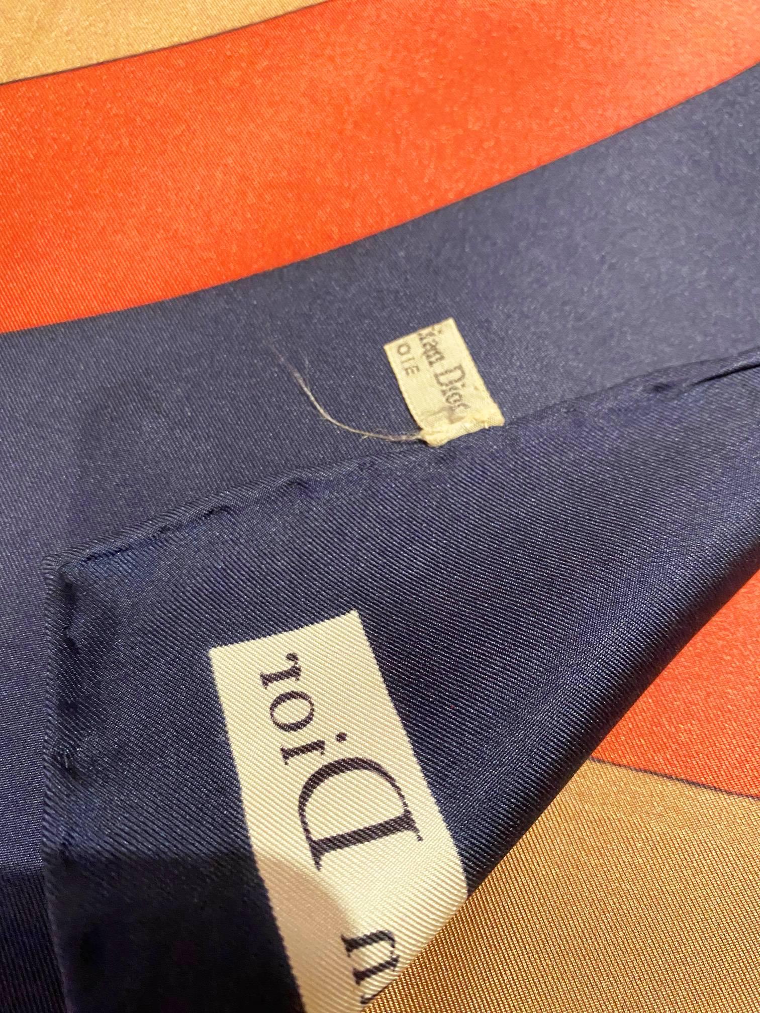 Christian Dior Art Deco Logo Mehrfarbiger Seidenschal Babushka Schal mit Logo (Braun) im Angebot