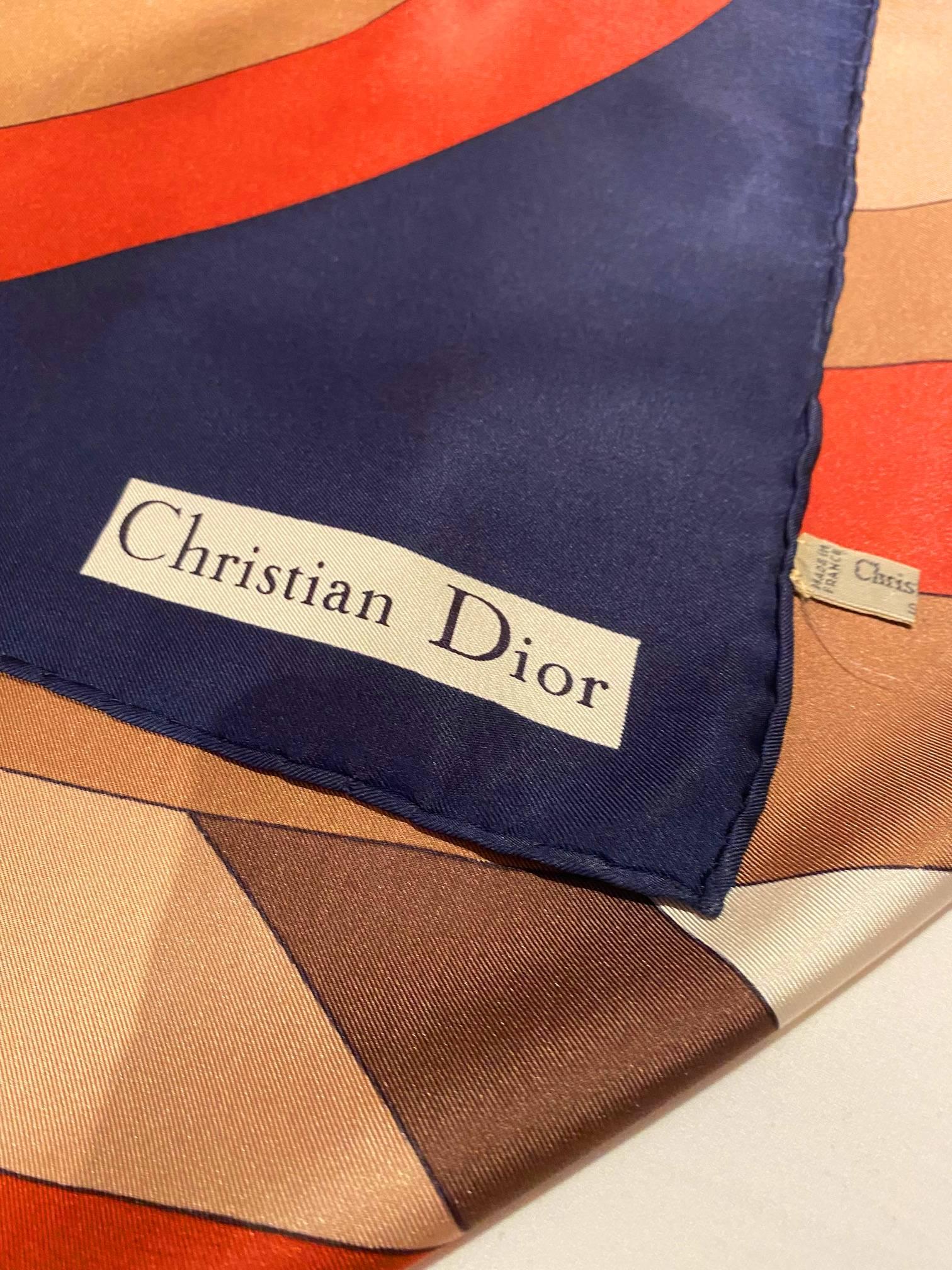 Christian Dior Art Deco Logo Mehrfarbiger Seidenschal Babushka Schal mit Logo im Zustand „Hervorragend“ im Angebot in London, GB