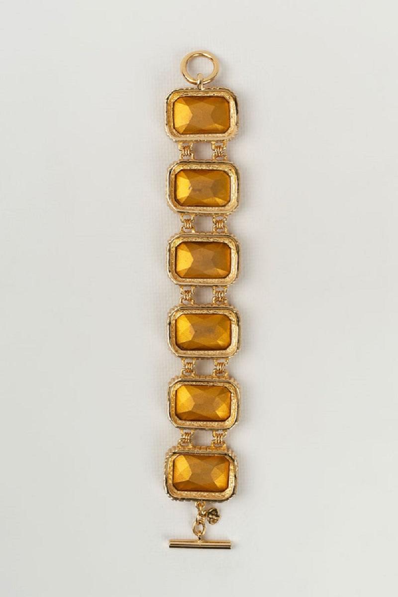 Dior -Artikuliertes Armband aus goldenem Metall und Strasssteinen. Zu beachten, ein Kratzer auf der Rückseite eines sichtbaren Strasssteins.

Zusätzliche Informationen:
Abmessungen: Länge: 21 cm 
Breite: 3 cm
Zustand: Sehr guter