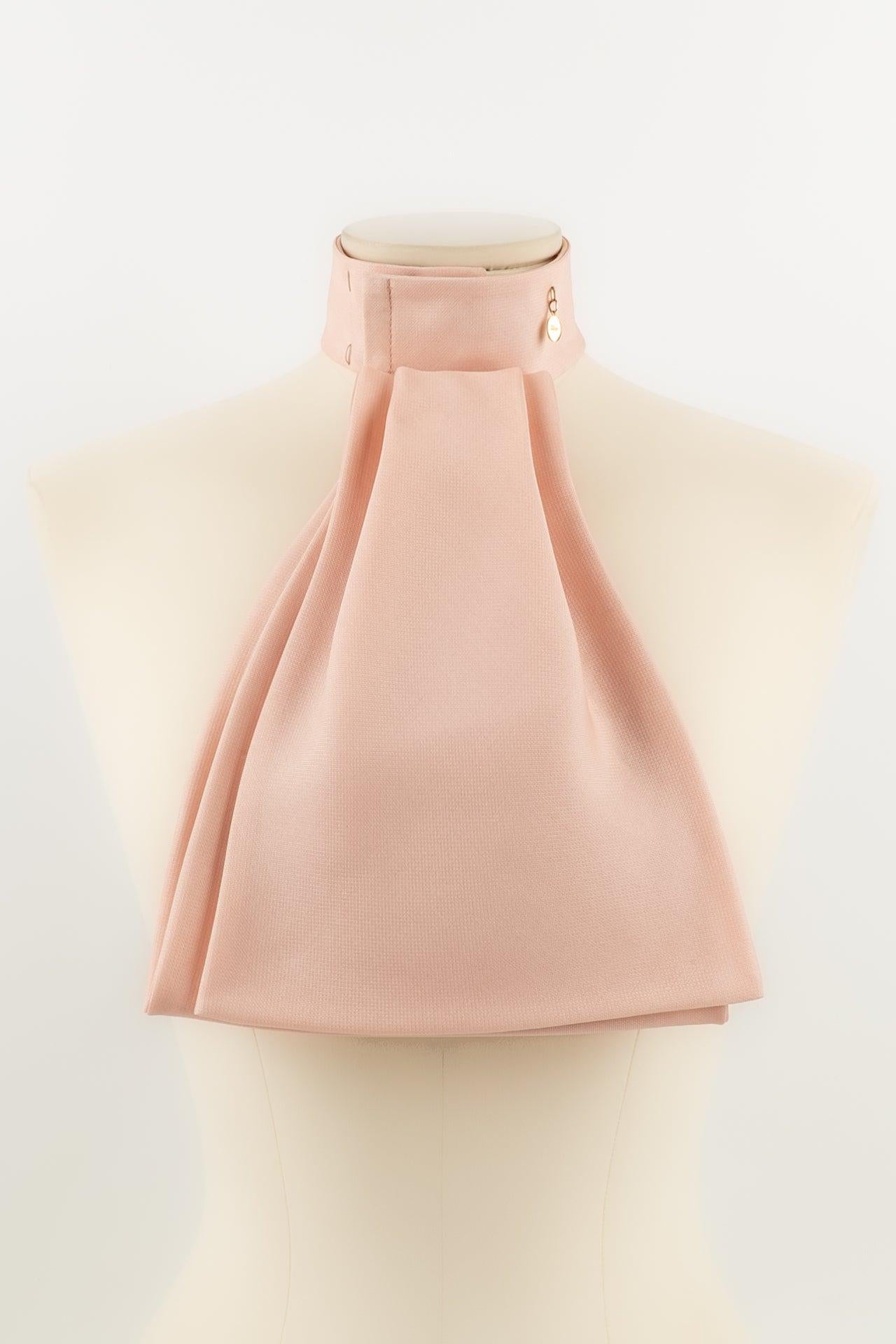 Dior - Pink silk ascot tie.

Additional information:
Dimensions: Height: 28 cm - Neck size: from 32.5 cm to 35.5 cm
Condition: Very good condition
Seller Ref number: ACC23