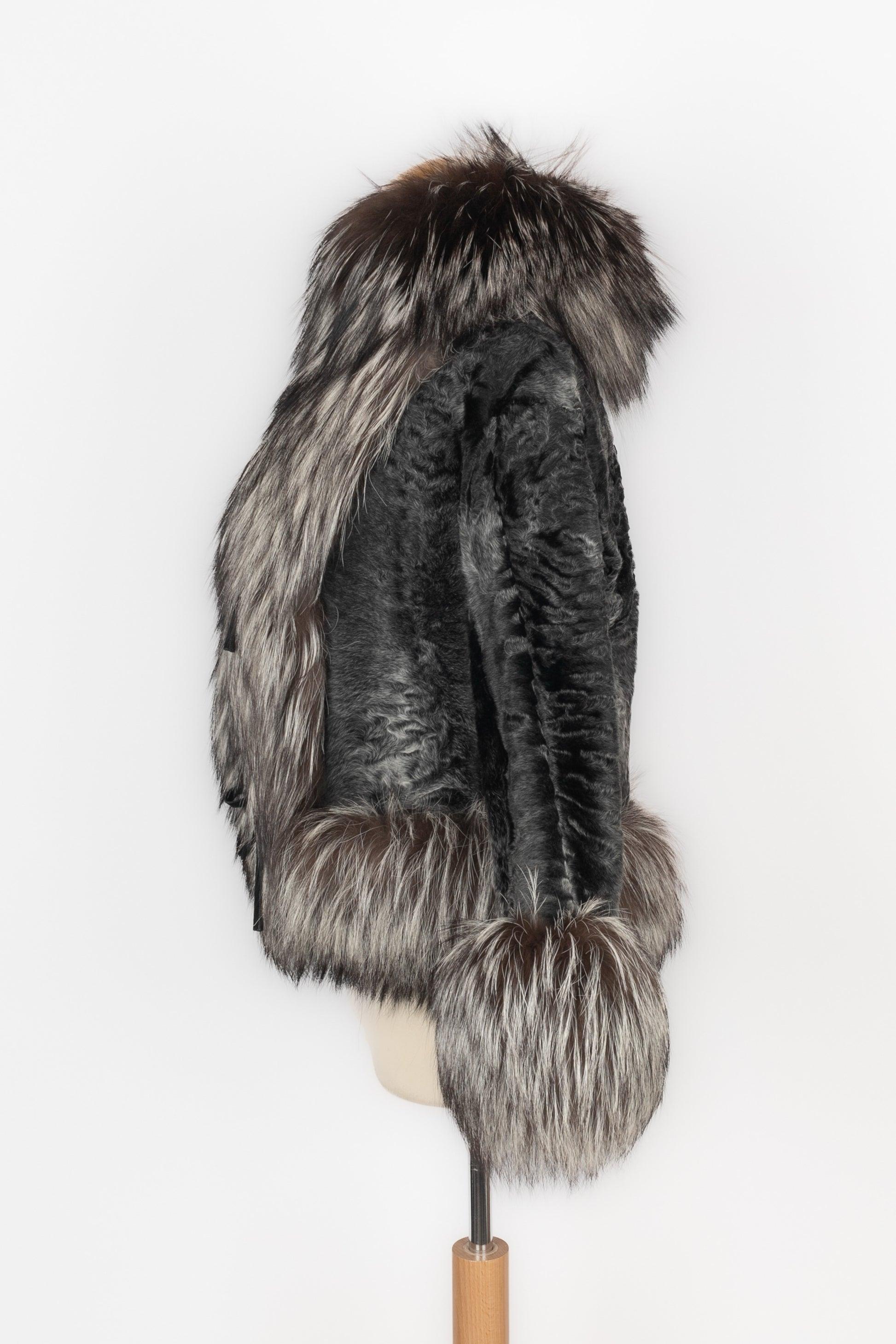 DIOR - (Made in France) Astrakhan jacket edged with fox fur. Size 36FR indicated. A 2008 Collection, under the artistic direction of John Galliano.

Additional information:
Condition: Very good condition
Dimensions: Shoulder width: 40 cm - Chest: 50