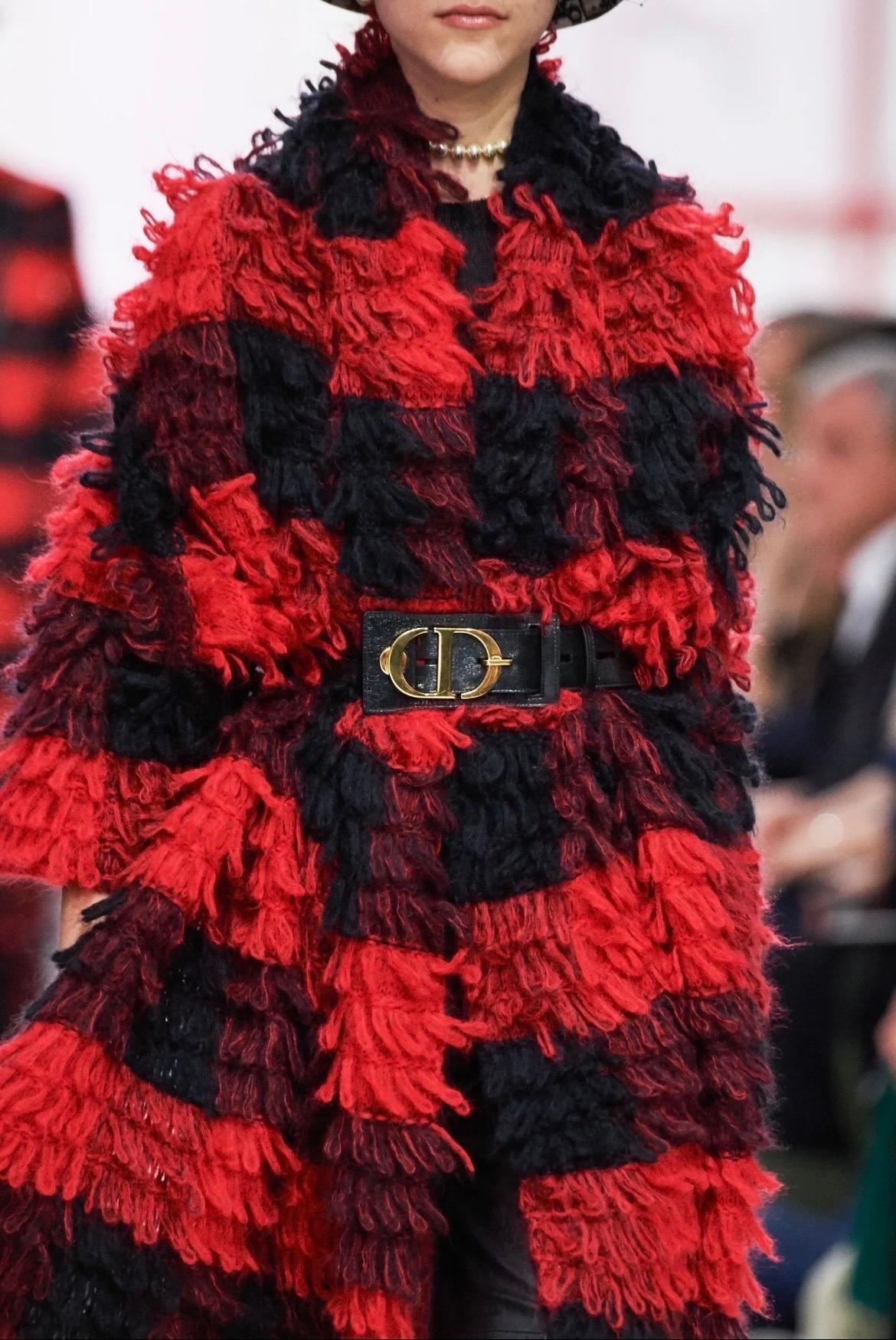 CHRISTIAN DIOR. Chaqueta estilo abrigo asimétrico. Modelo a cuadros visto en la pasarela de Invierno 2019. Una hermosa pieza en muy buen estado. Talla XS. Se vende sin el cinturón.