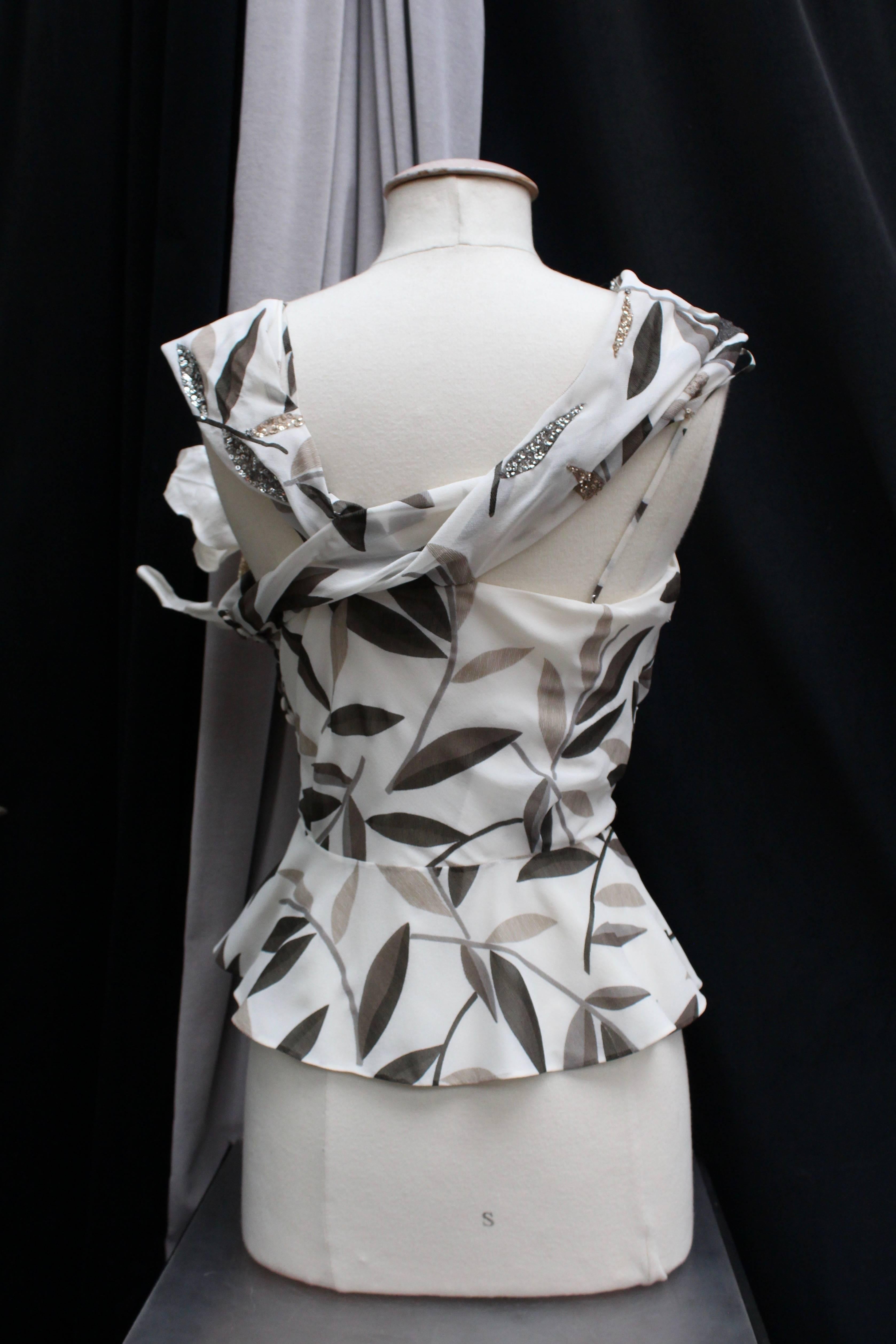 Christian Dior asymmetrical evening top in off-white chiffon and flowers In New Condition For Sale In Paris, FR