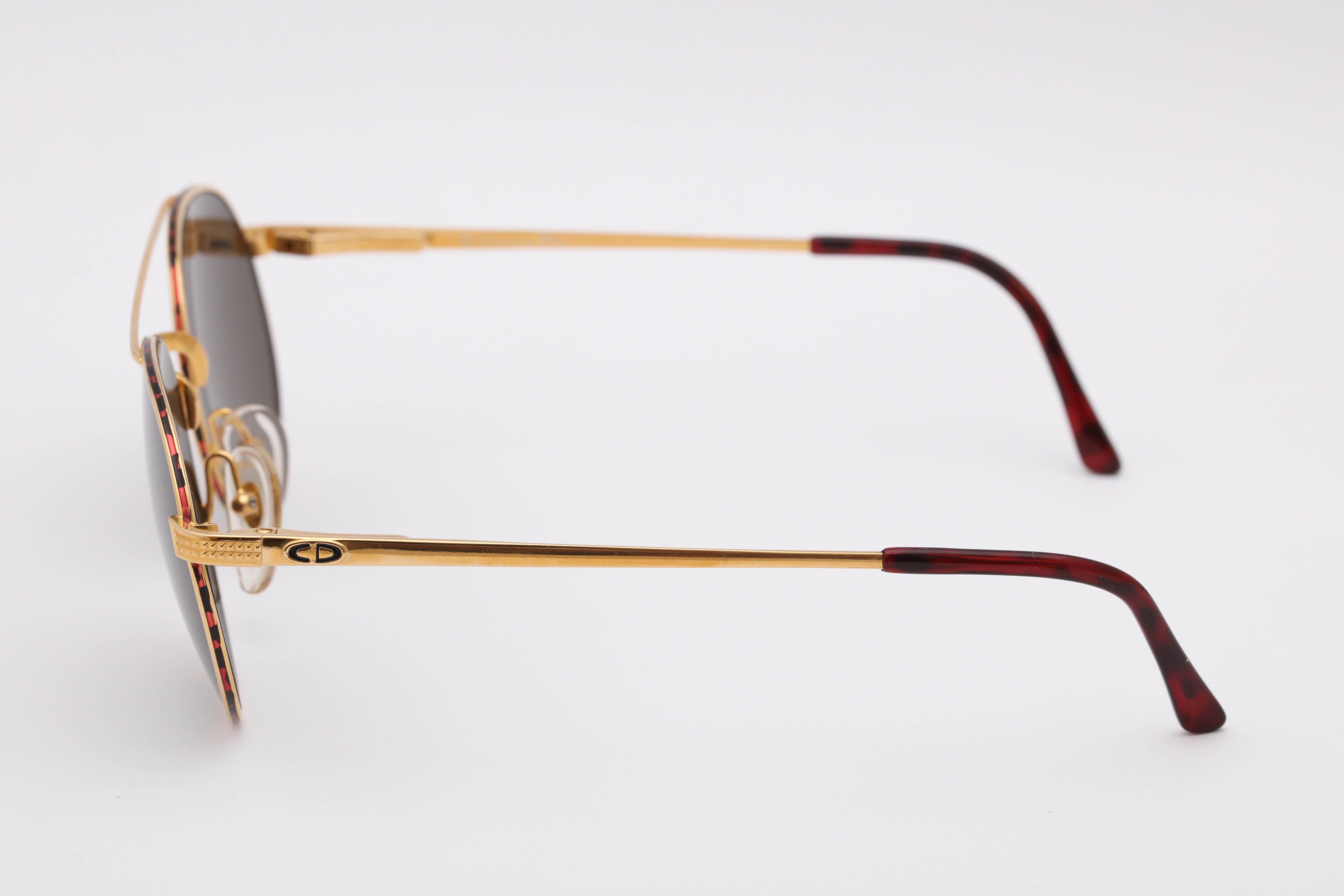 Classic aviator style sunglasses 

Frame Width: 140mm
Lens Width: 54mm
Frame Height: 49mm
Arm Length: 105mm