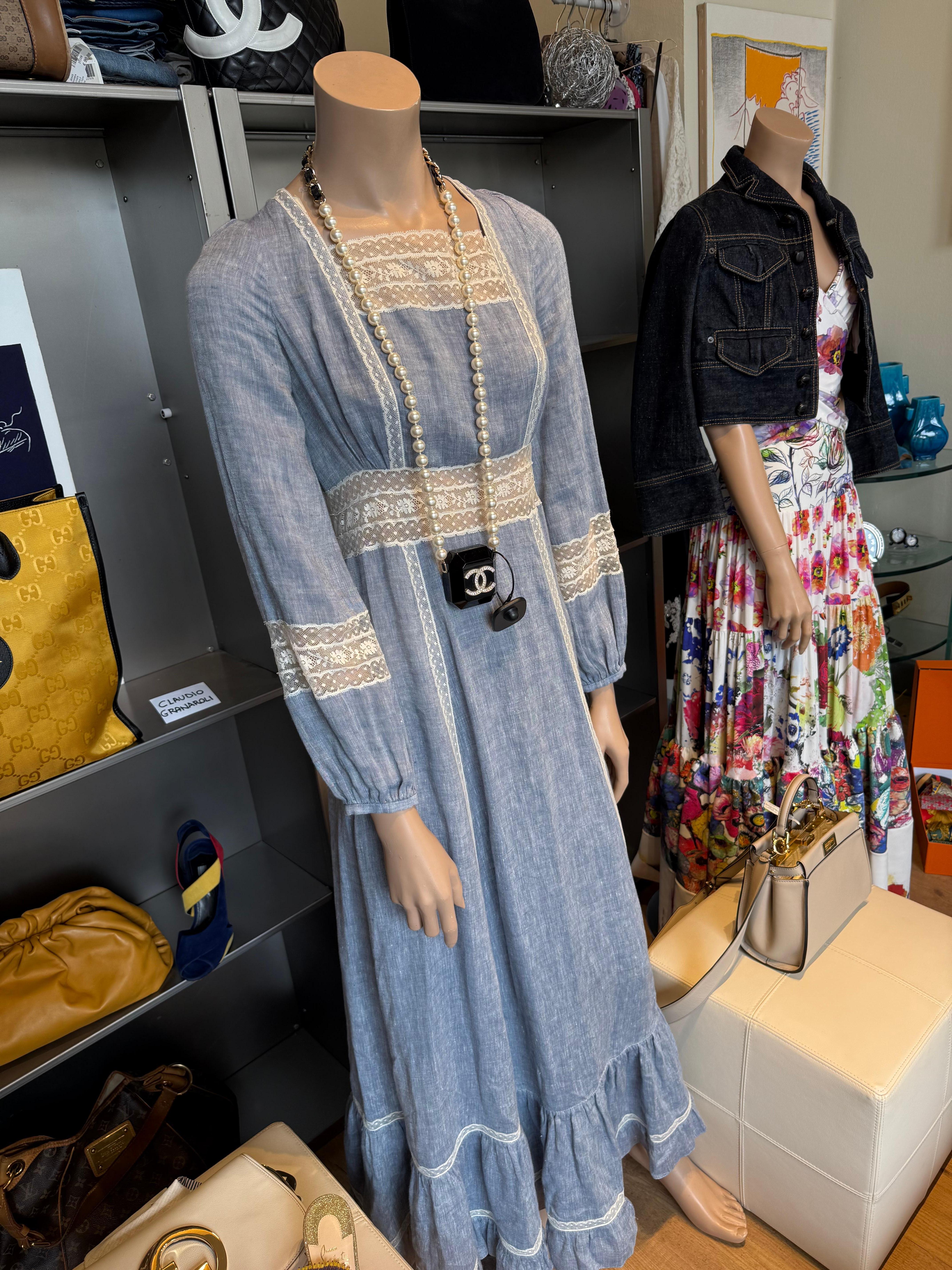 Wunderschönes Kleid von Christian Dior
100% Leinen
Azurblaue Farbe
Spitze und Stickereien
Langarm
Rückensaiten
Schulter-/Saumlänge cm 140 (55,11 Zoll)
Schulter cm 34 (13,38 Zoll)
Französische Größe 38, italienische 42, aber die Passform ist sehr