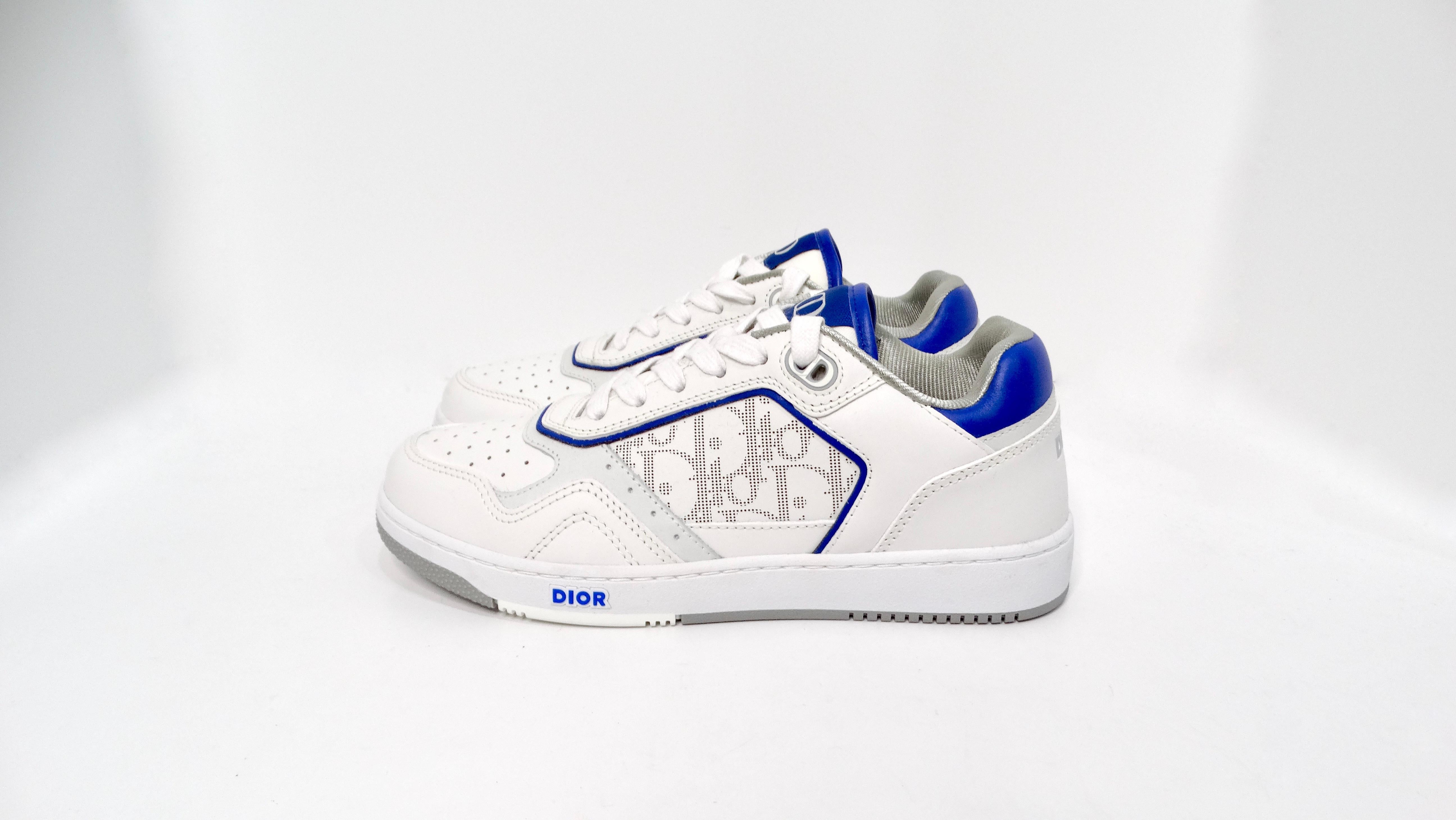 Les baskets en cuir de veau Dior B27 Low White & Blue Oblique Galaxy sont une représentation étonnante de la haute couture et du style de rue contemporain. Confectionnées en cuir de veau d'un blanc éclatant, ces baskets présentent une silhouette