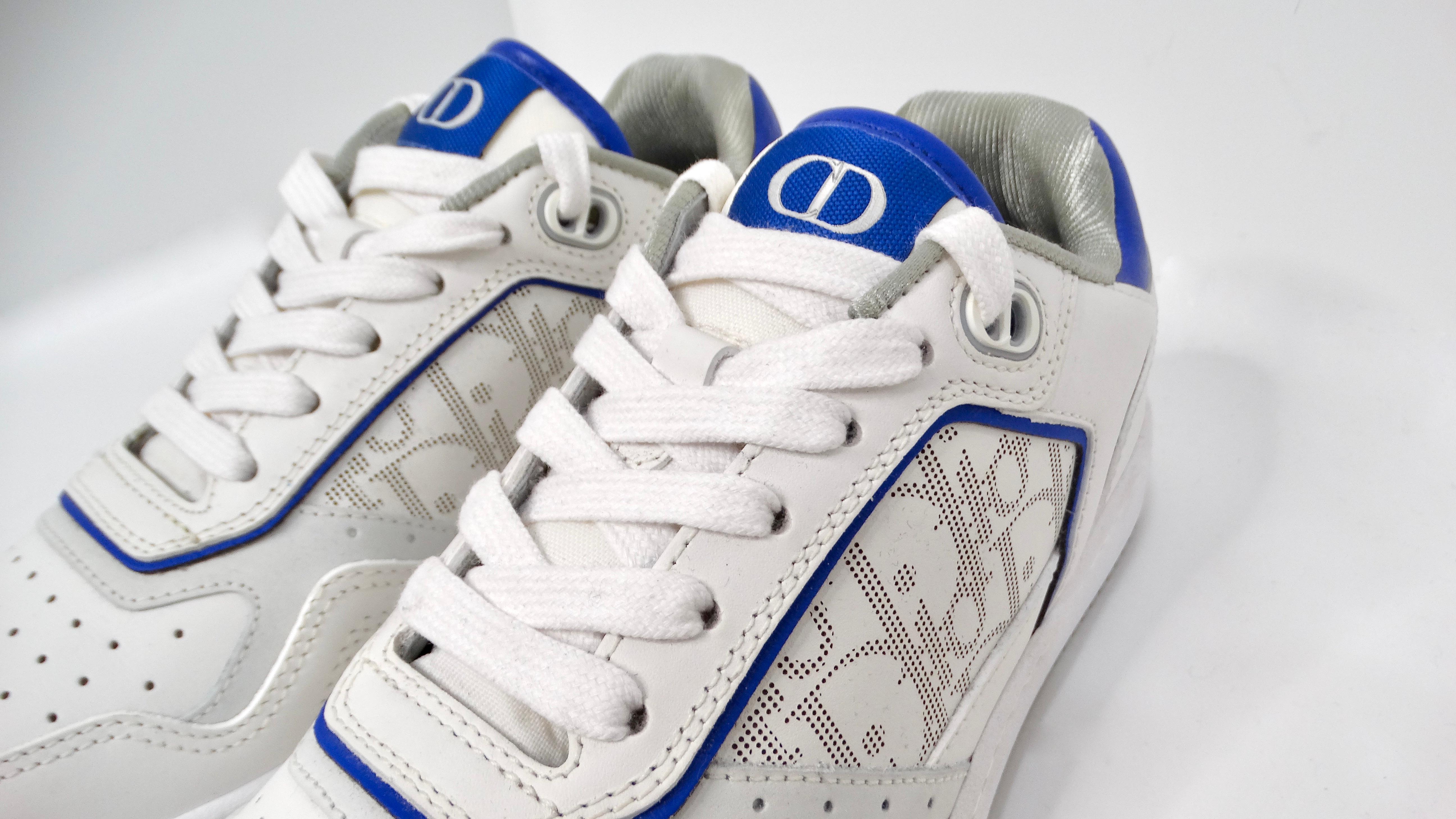 Baskets basses B27 Galaxy Oblique blanches et bleues de Christian Dior Bon état - En vente à Scottsdale, AZ
