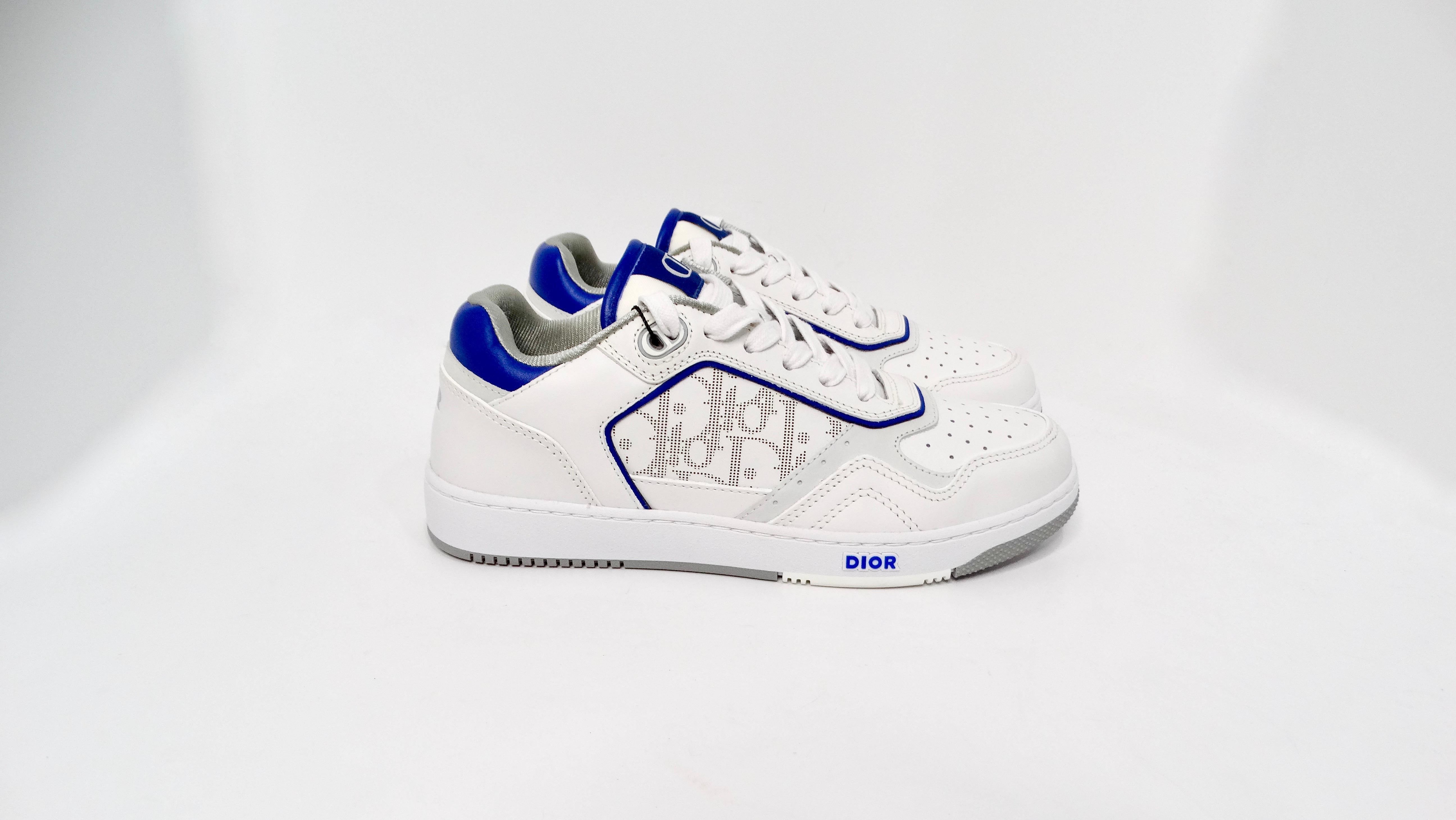 Baskets basses B27 Galaxy Oblique blanches et bleues de Christian Dior en vente 1