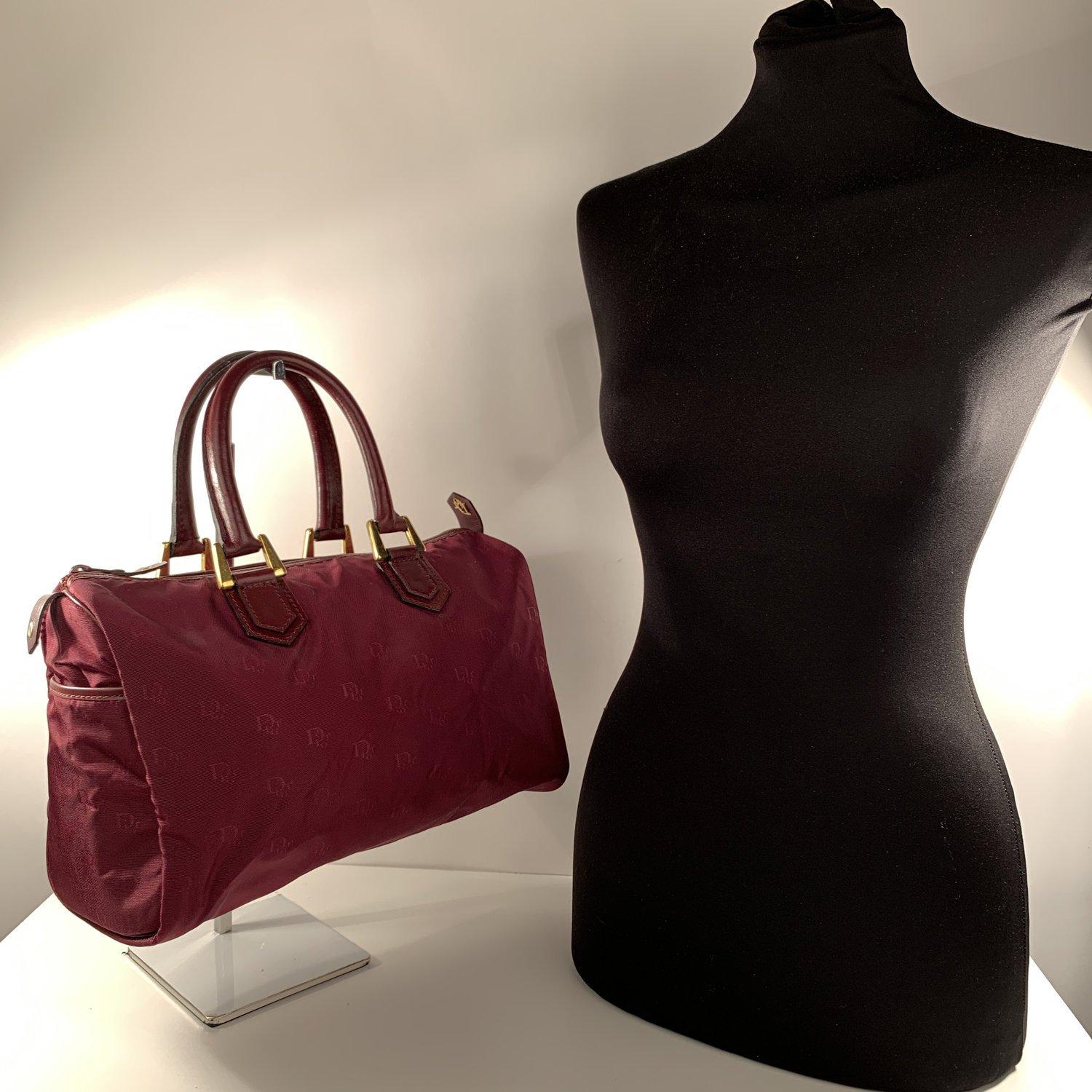 MATERIAL: Canvas COLOR: Burgundy MODEL: Boston Bag GENDER: Women SIZE: Medium Condition A - EXCELLENT Gently used! Minimal creases on canvas due toi normal use, Measurements BAG HEIGHT: 7.5 inches - 19 cm BAG LENGTH: 12 inches - 30,5 cm BAG DEPTH: