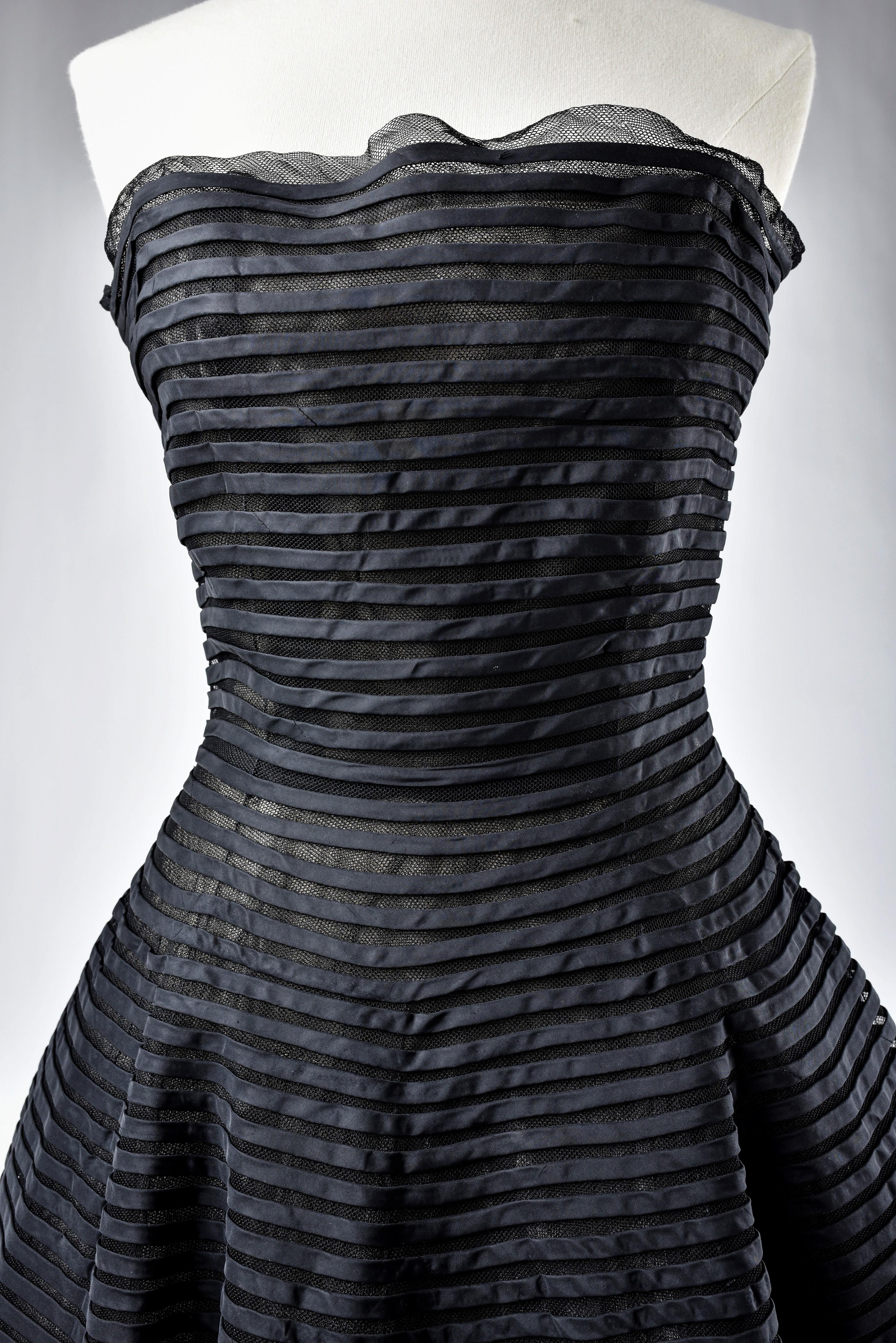 Women's Christian Dior Ball Gown in black tulle & satin appliqué N° 363404 Circa 1955