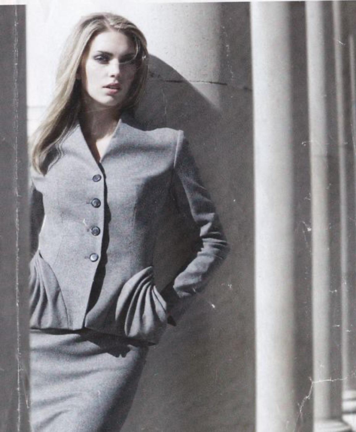 CHRISTIAN DIOR. Costume en laine. Veste modèle Bar avec 2 belles poches. Jupe à coupe droite avec une fente au dos. Taille 36FR. Taille 8UK 6US. En très bon état. Juste une petite tache discrète sur la jupe montrée sur la photo.