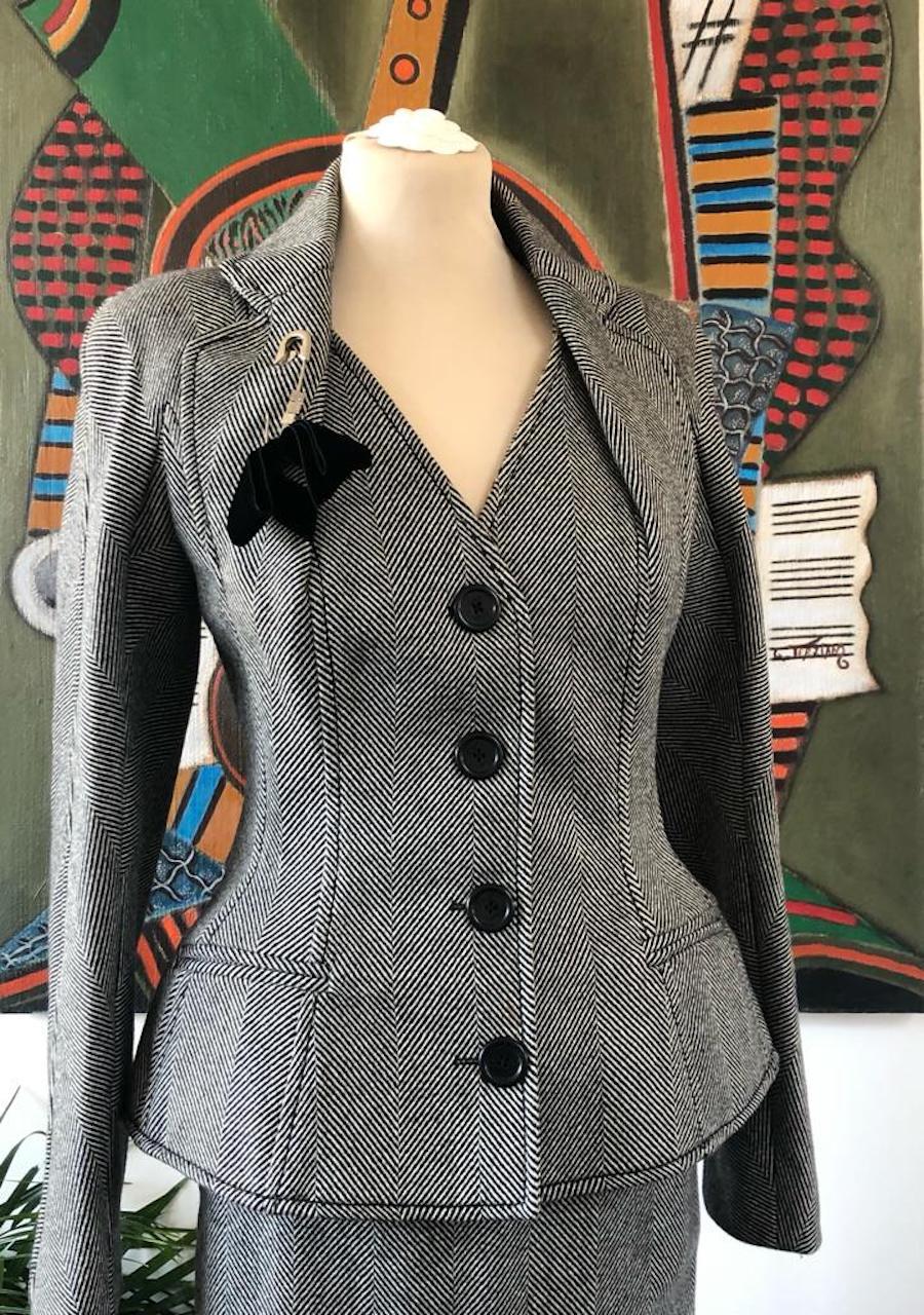 CHRISTIAN DIOR Bar Jacket Suit Herringbone Chevrons Single Breasted Vintage
A stunning Rare vintage Christian Dior skirt and BAR jacket (Met Museum) wool suit with black and white herringbone ‘chevrons’ patterns. It is a made to order jacket and