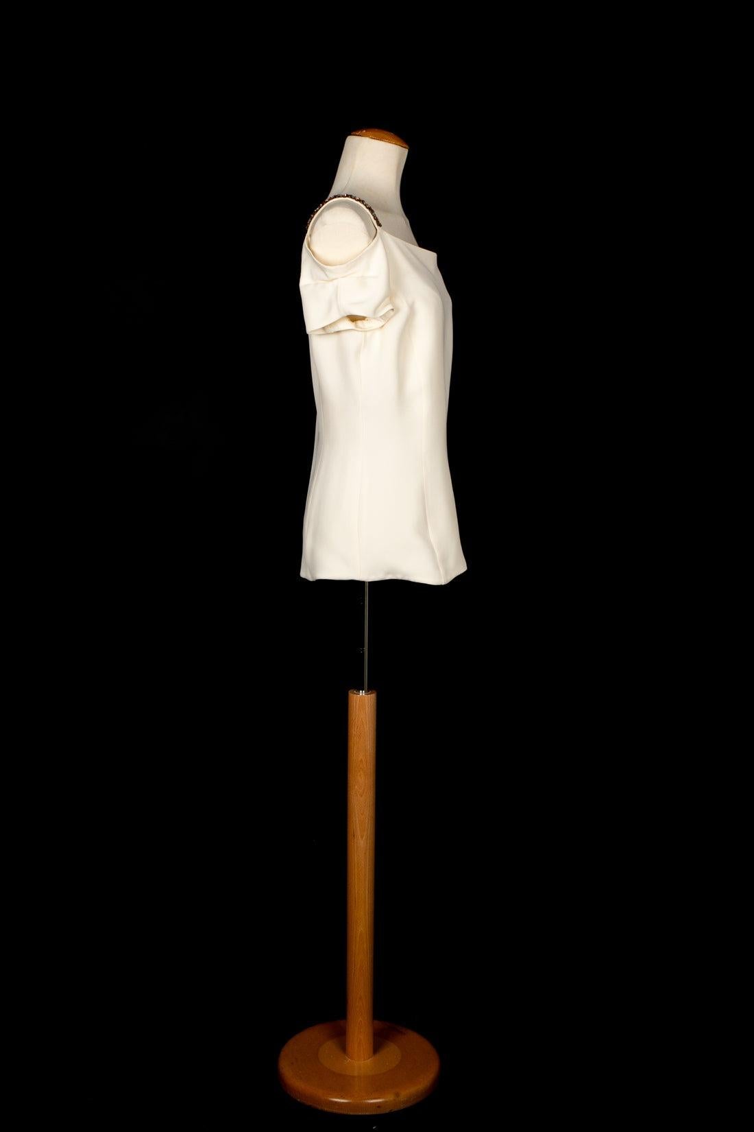 DIOR - (Made in Italy) Schulterfreies Seidentop, Träger mit Strasssteinen verziert. Größe 42FR angegeben.

Zusätzliche Informationen:
Zustand: Guter Zustand
Abmessungen: Brustkorb: 50 cm - Länge: 56 cm

Sellers Referenz: FH123