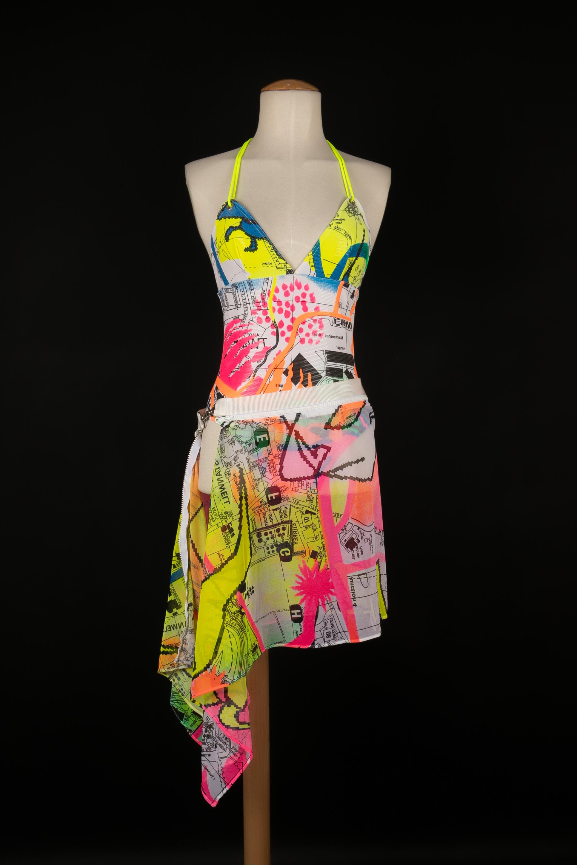 DIOR - (Made in France) Beach set composed of a skirt and a mulitcoloured bikini. 38FR size indicated. 2001 Fall-Winter Collection under the direction of John Galliano.

Condition:
Very good condition

Dimensions:
Skirt: Waist: 36 cm - Length: 42 cm