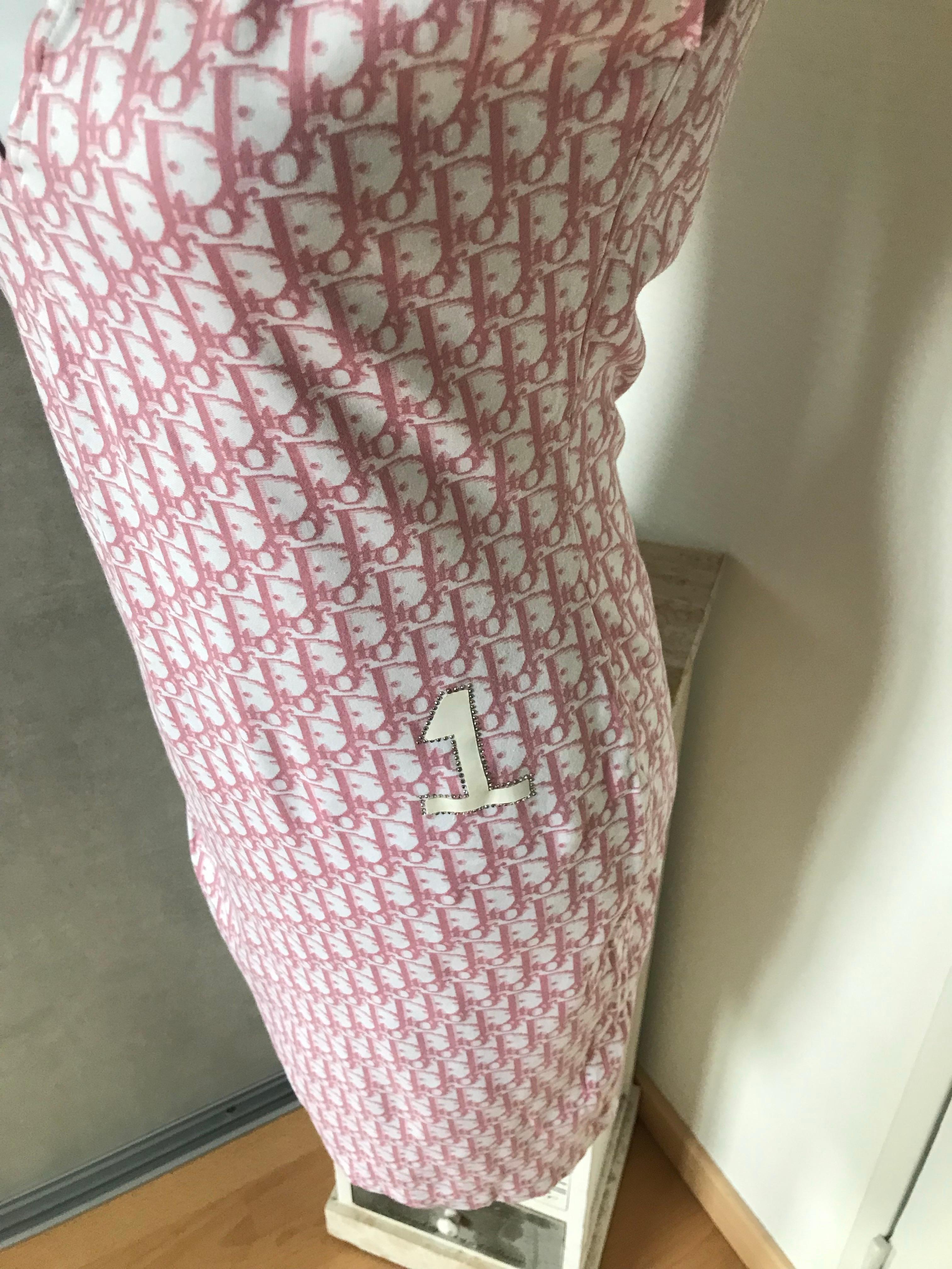 Magnifique robe monogramme Dior. Modèle très rare et recherché. Elastique sur le côté. Il est en très bon état. Juste le fil a de légères traces et une petite trace au bas de la robe très discrète. Convient pour un 40.