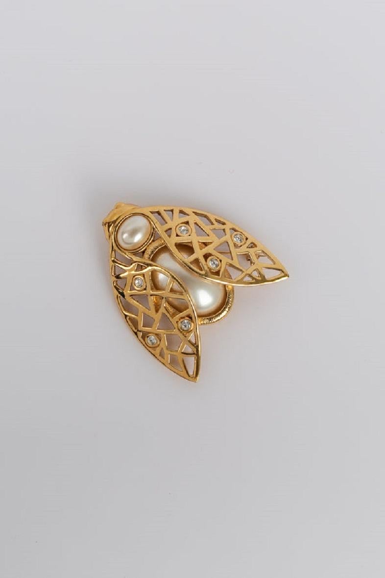 Dior - Openwork gold metal brooch, rhinestones and pearly cabochons.

Additional information:
Dimensions: 5 H cm
Condition: Very good condition
Seller Ref number: BR126