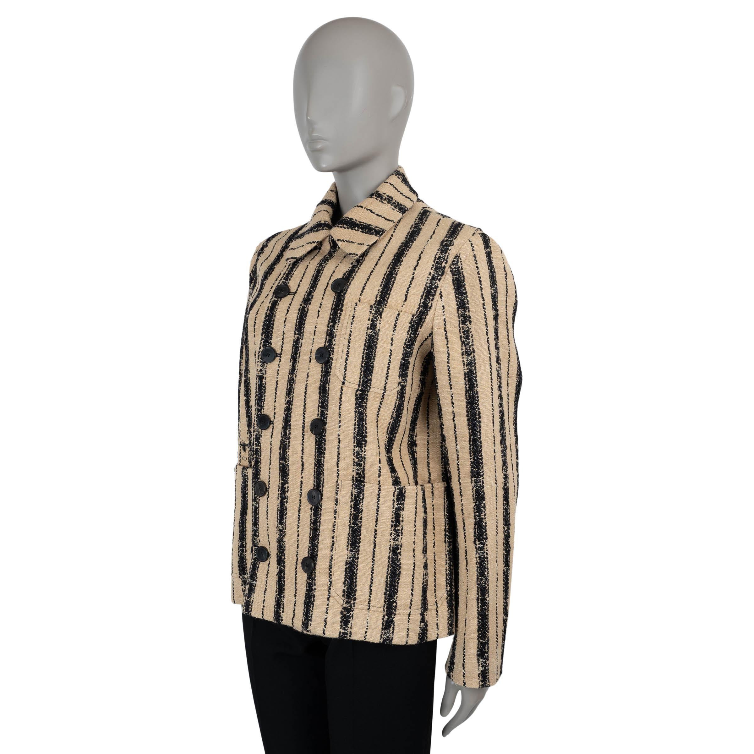 Questa giacca Christian Dior Bar in tweed a righe beige e nere, autentica al 100%, è una reinterpretazione moderna di una silhouette iconica. Realizzato in un lussuoso mix di seta (63%), cotone (16%), lana (9%), poliammide (7%) e poliestere (5%),