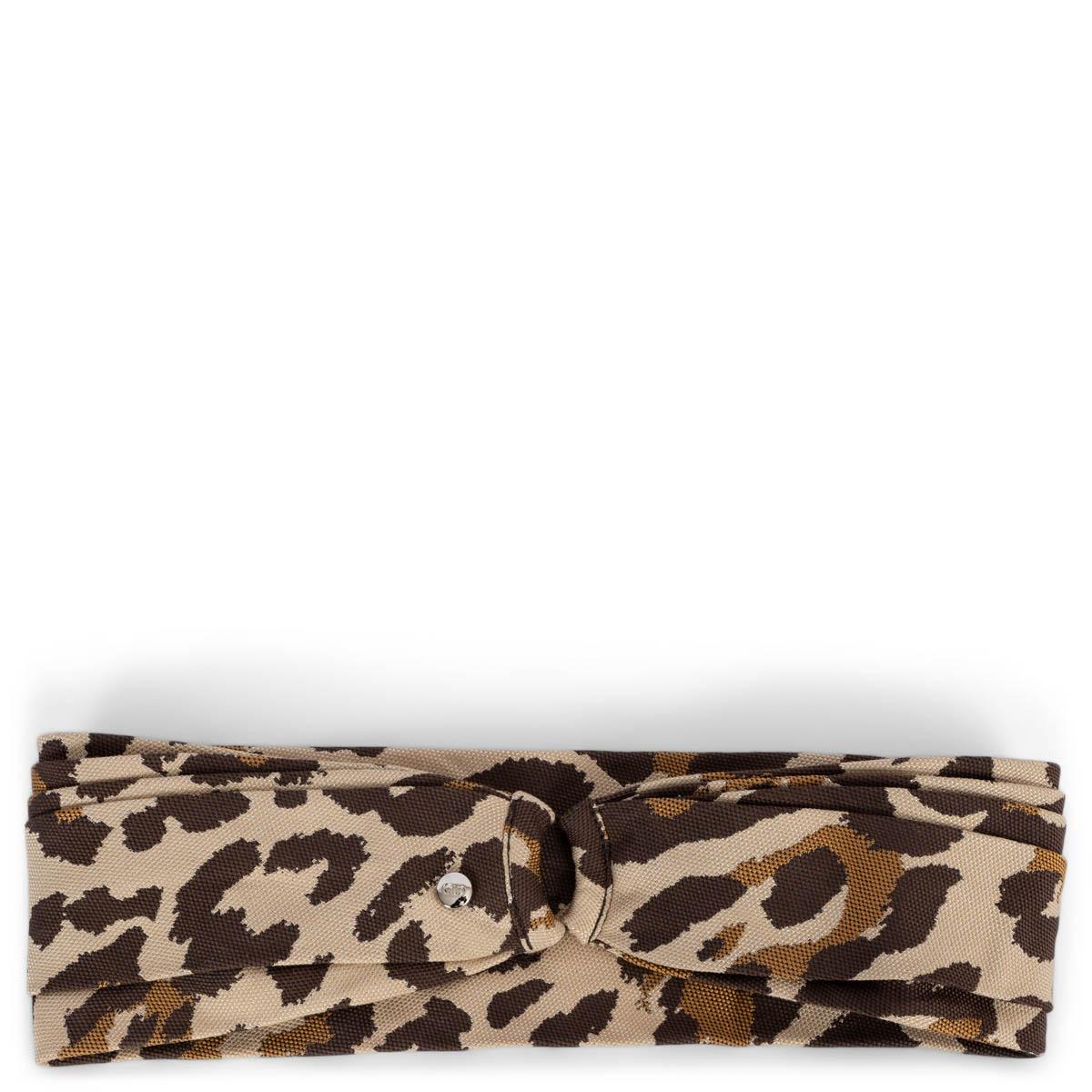 100% authentisches Christian Dior Jacquard-Stirnband mit Leopardenmuster aus Baumwolle (74%) und Seide (26%). Mit einem elastischen Einsatz auf der Rückseite. Wurde getragen und ist in ausgezeichnetem Zustand. 

Messungen
Modell	IMP04024
Tag