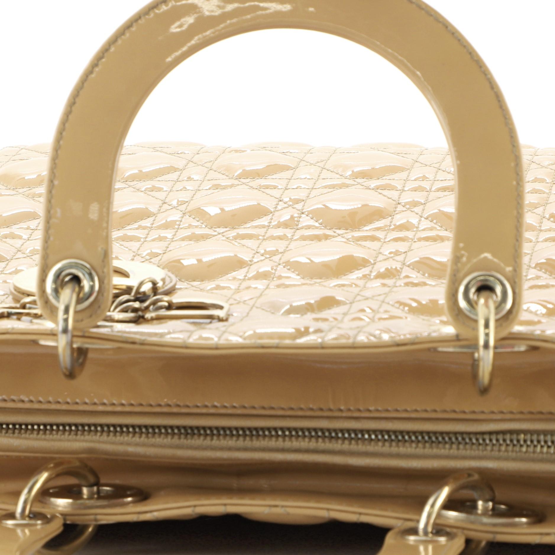 Christian Dior Beige Cannage gesteppte große Lady Dior Tasche aus Lackleder im Angebot 2