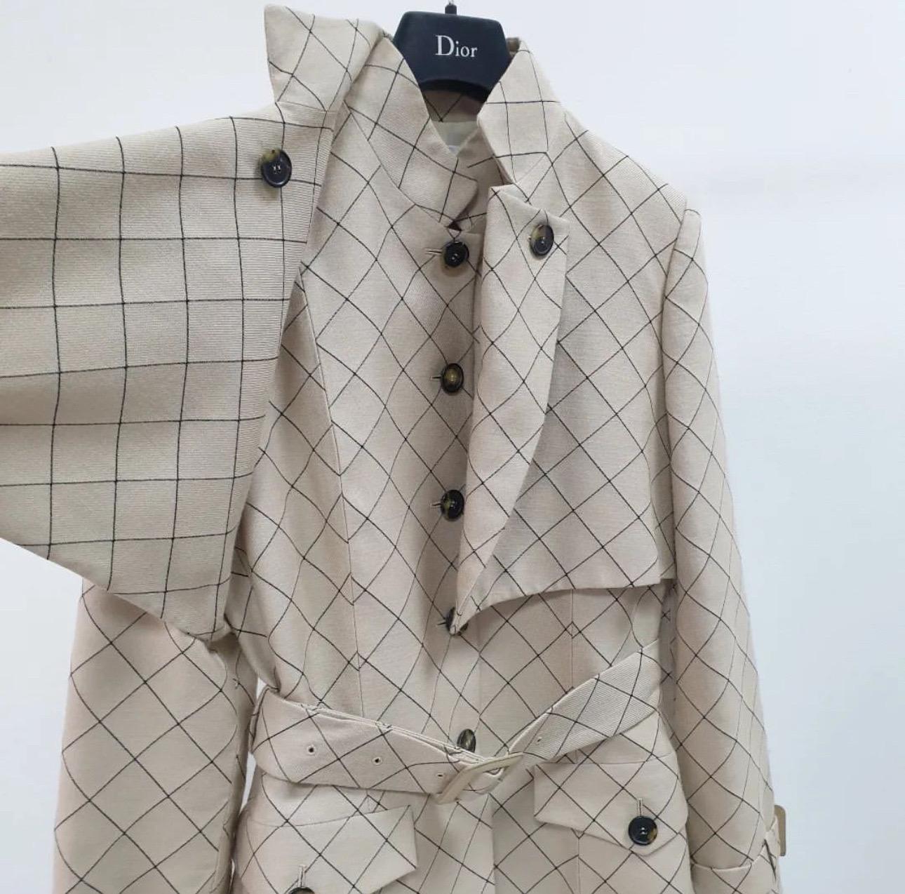 Christian Dior Beige Checkered Short Trench In Good Condition For Sale In Krakow, PL