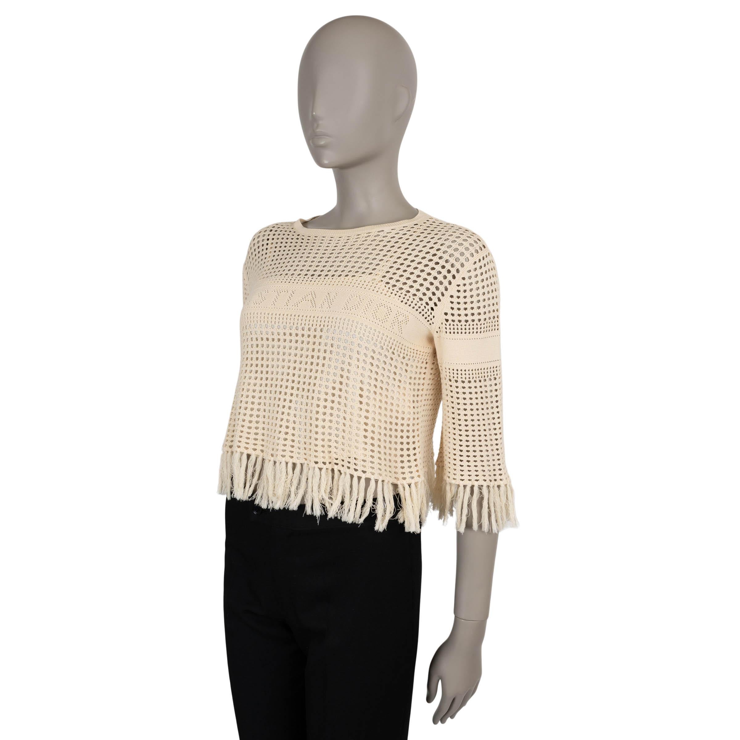 Ce pull Christian Dior 100% authentique en coton beige à maille ouverte (100%) incarne l'élégance bohème sans effort. Doté de la signature iconique de Dior brodée sur le devant, il présente une silhouette décontractée, une encolure ronde, des