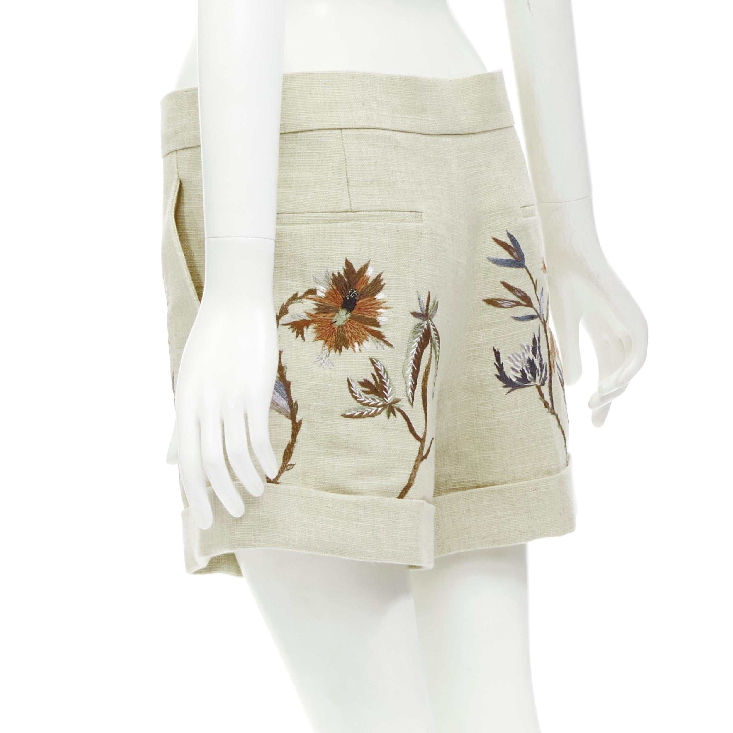 CHRISTIAN DIOR - Short beige en coton et lin avec broderie florale et manches bouffantes FR38 en vente 2