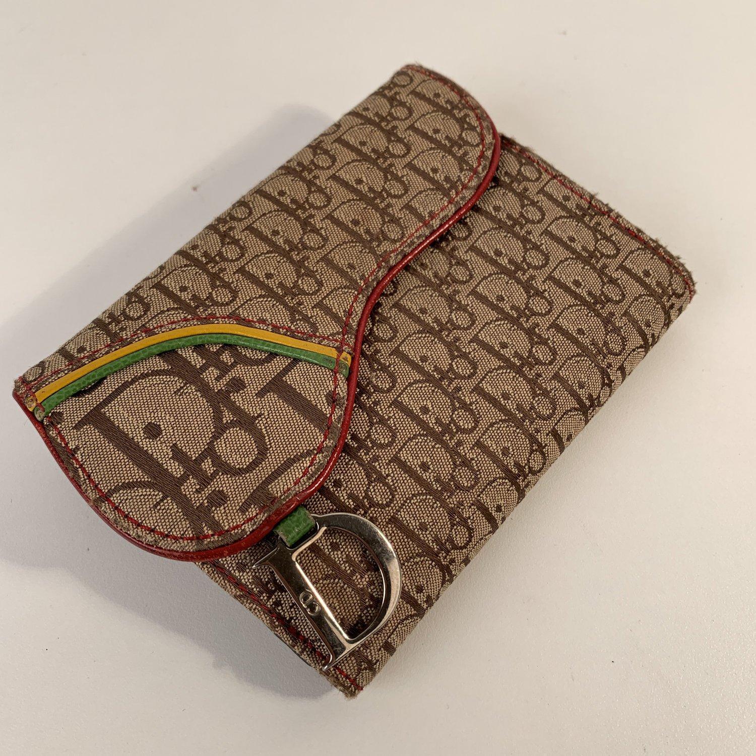 MATERIAL: Canvas, Leather COLOR: Beige MODEL: Wallet GENDER: Women SIZE: Small Condition B :GOOD CONDITION - Some light wear of use - some wear of use on leather trim and on corners. Measurements HEIGHT: 4 inches - 10,2 cm LENGTH: 5 inches - 12,7 cm