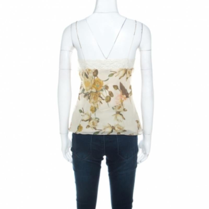Questo top senza maniche di Christian Dior è perfetto per completare il tuo stile chic! Il top presenta spalline sottili, bordi in pizzo e stampe floreali in diversi colori. Abbinalo a gonne o jeans per una giornata informale.
