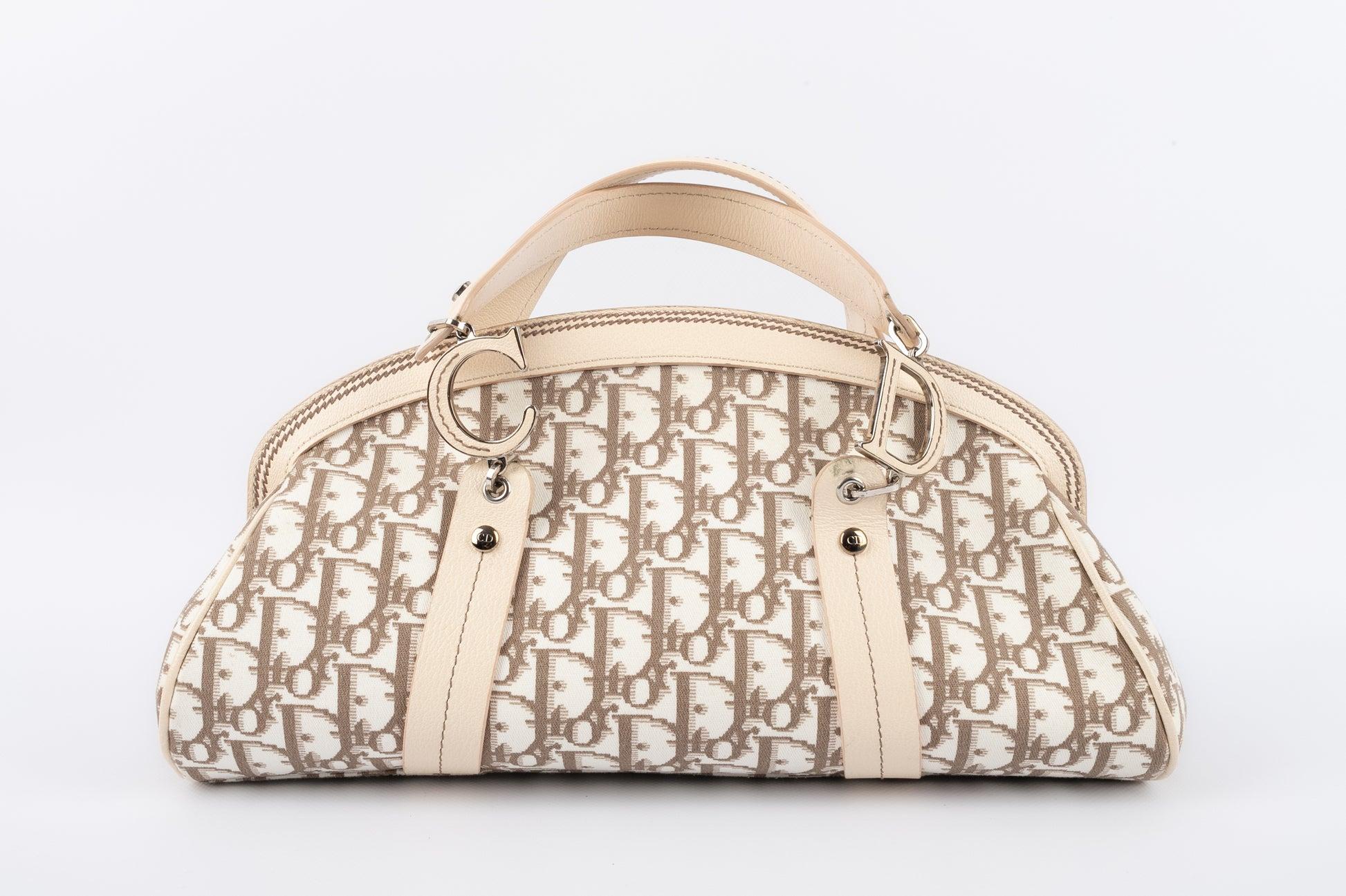 Dior - (Fabriqué en Italie) Sac en cuir beige avec un tissu monogrammé brodé de motifs floraux multicolores. Sac avec numéro de série. Collectional printemps-été 2005.

Informations complémentaires :
Condit : Très bon état.
Dimensions : Longueur :