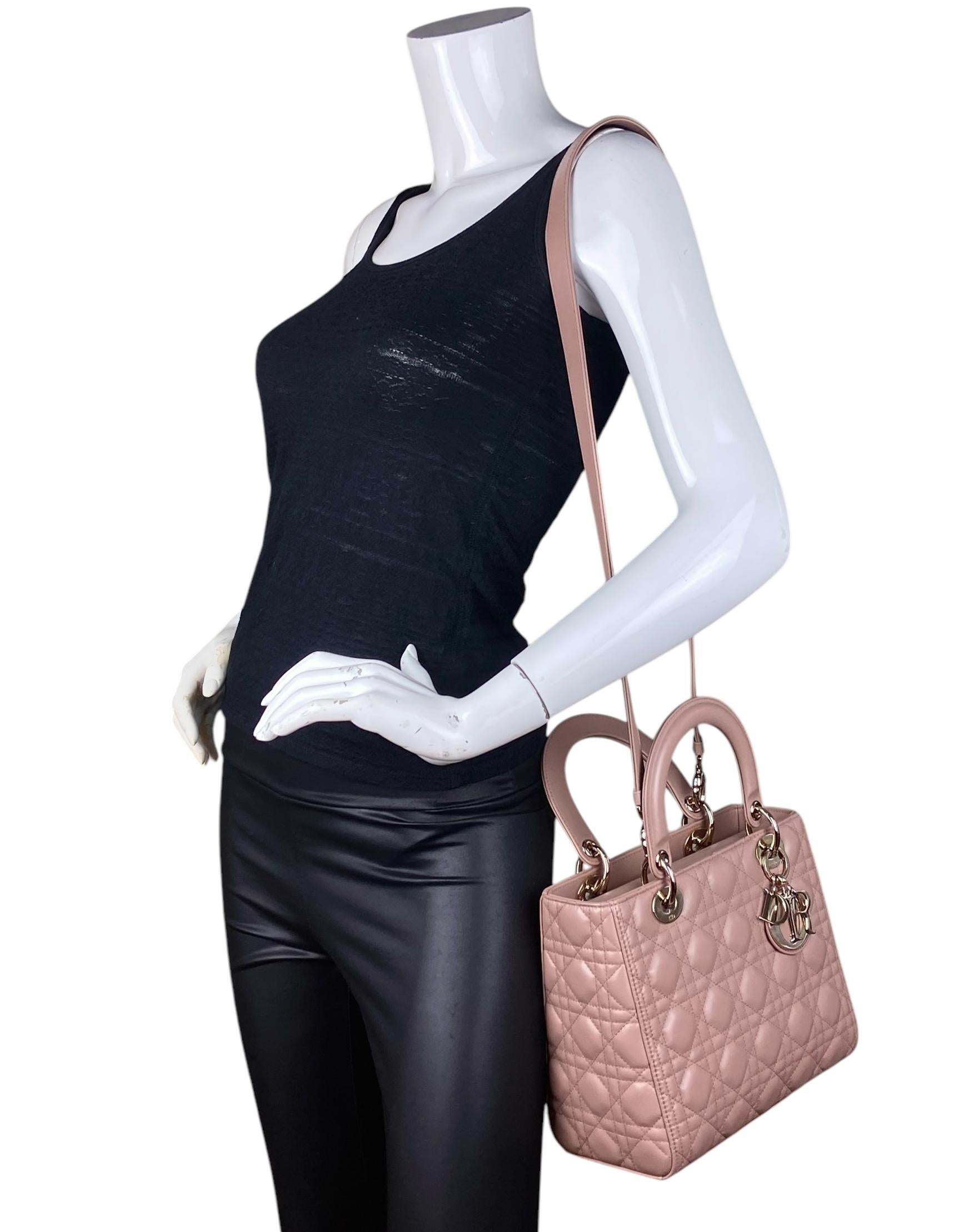 Christian Dior Borsa media trapuntata in pelle beige Cannage Dior

Prodotto in: Italia
Anno di produzione: 2023
Colore: Beige
Hardware: Oro
Materiali: Pelle di agnello
Fodera: Pelle scamosciata
Chiusura/Apertura: Patta centrale
Tasche esterne: