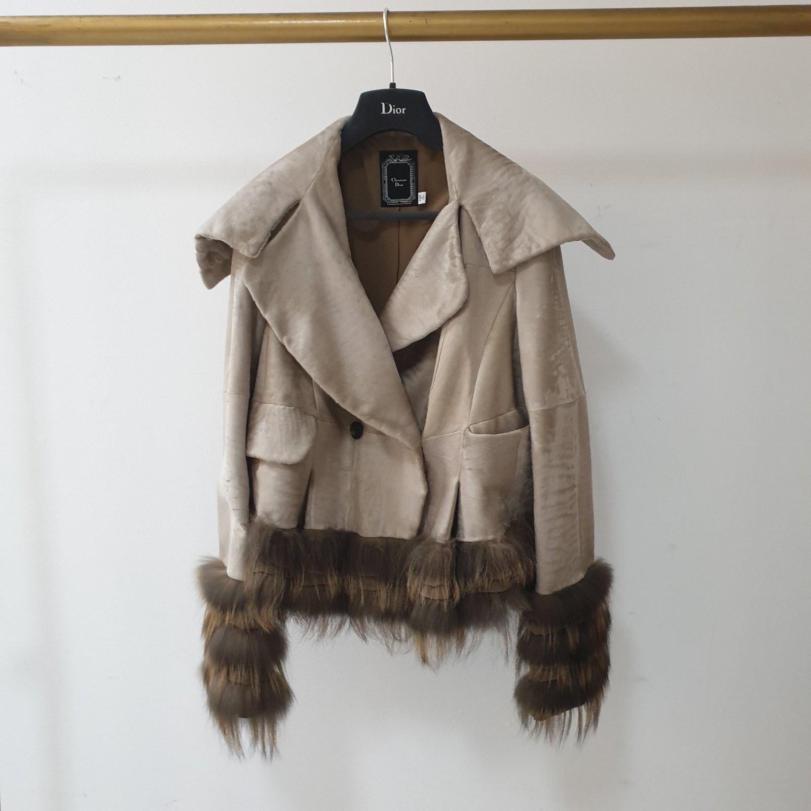 Christian Dior Beige Leather Fox Trimmed Jacket
Gorgeos item.
Very good condition.
Sz.36
For buyers from EU we can provide shipping from Poland. Please demand if you need.