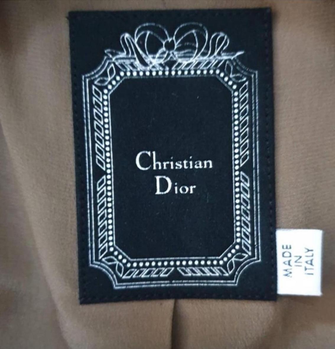 Atemberaubende Jacke von Christian Dior aus beigem Leder mit luxuriösem Fuchsbesatz. Dieses gebrauchte Stück ist in sehr gutem Zustand und strahlt Eleganz aus. Perfekt, um jedem Outfit einen Hauch von Raffinesse zu verleihen. 

Größe: 36
MATERIAL: