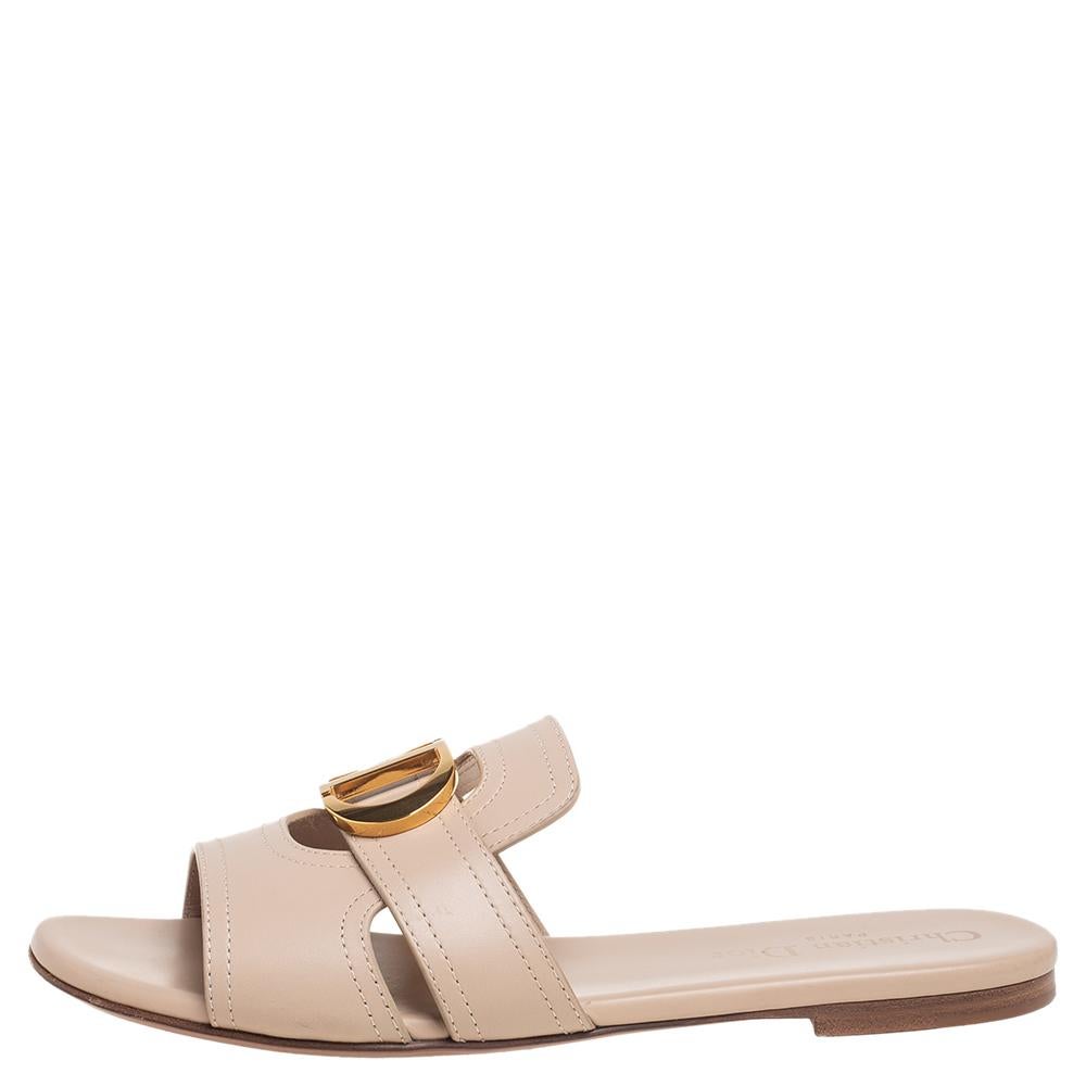You can never go wrong with these slide flats by Christian Dior. These feminine flats have been crafted from quality leather in a classic beige shade. Designed to deliver style and class, they feature open toes and cut-out vamps with gold-tone 'CD'
