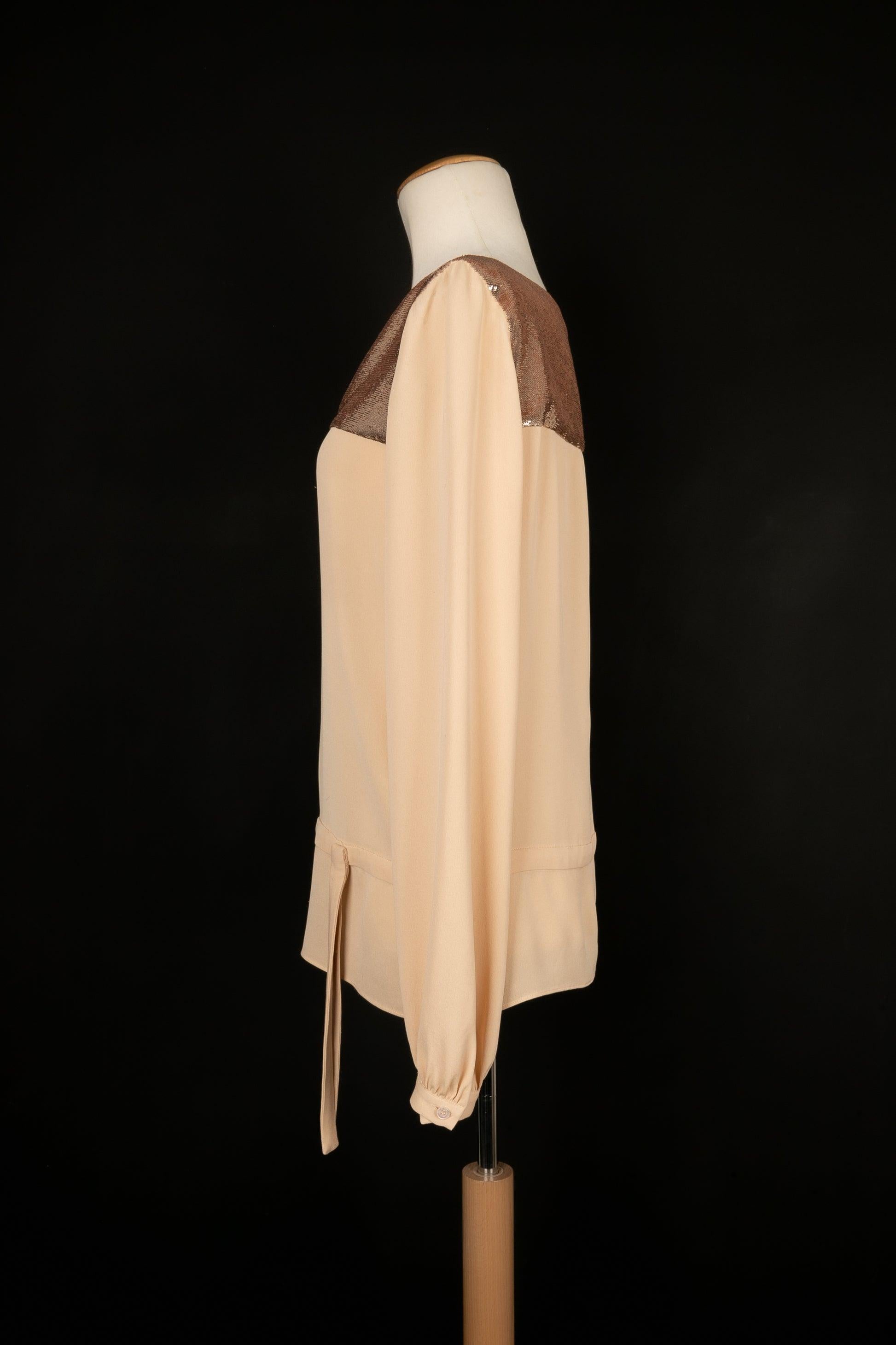 Dior - (Made in Italy) Beige long-sleeve top embroidered with sequins. No size indicated, it fits a 36FR/38FR.

Additional information:
Condition: Good condition
Dimensions: Shoulder width: 37 cm - Chest: 52 cm - Sleeve length: 65 cm - Length: 64