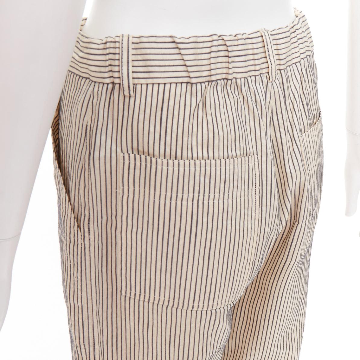 CHRISTIAN DIOR Pantalones anchos a rayas de algodón y seda beige marino FR36 S
Referencia: NKLL/A00544
Marca: Dior
Material: Seda, algodón
Color: Beige, Azul marino
Patrón: A rayas
Cierre: Bragueta con cremallera
Detalles adicionales: Algodón de