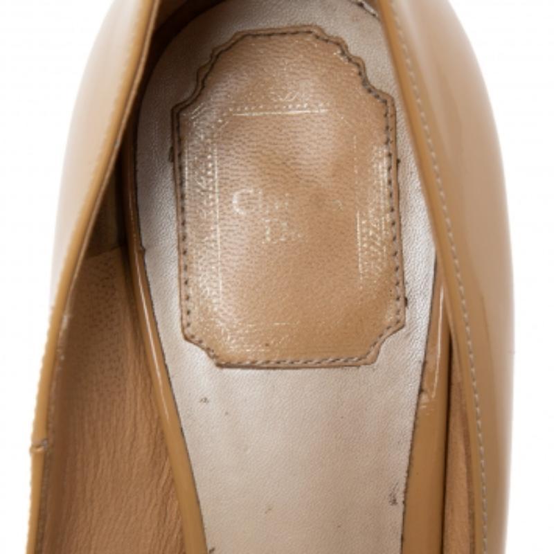 Christian Dior Beige Lackleder Miss Dior Peep-Toe Pumps Größe 38 Damen im Angebot