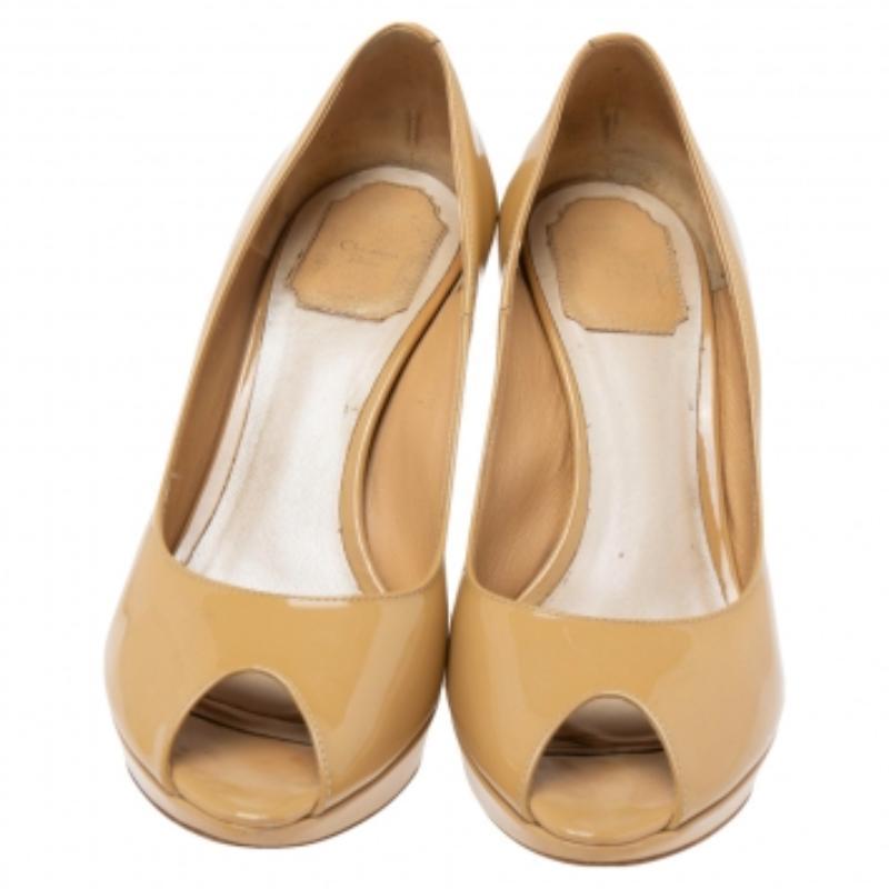Christian Dior Beige Lackleder Miss Dior Peep-Toe Pumps Größe 38 im Angebot 1