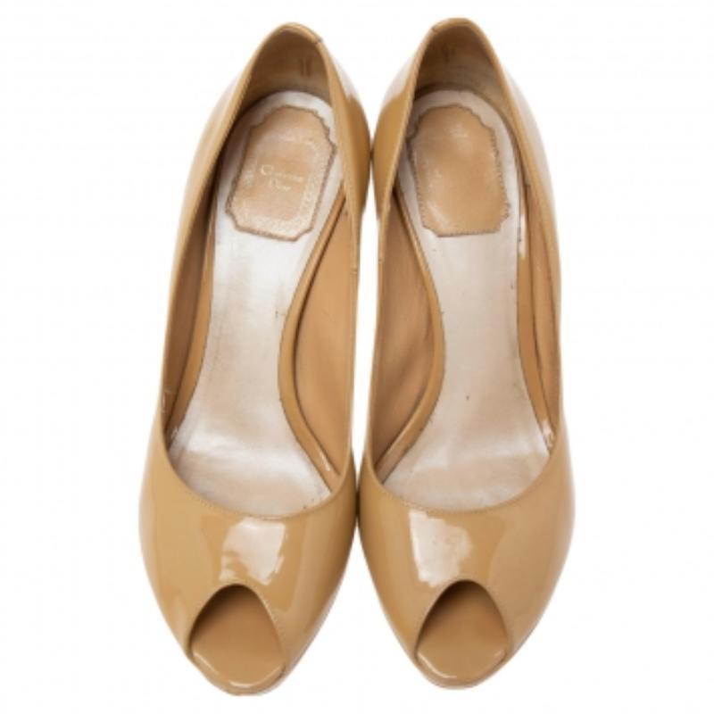 Christian Dior Beige Lackleder Miss Dior Peep-Toe Pumps Größe 38 im Angebot 2